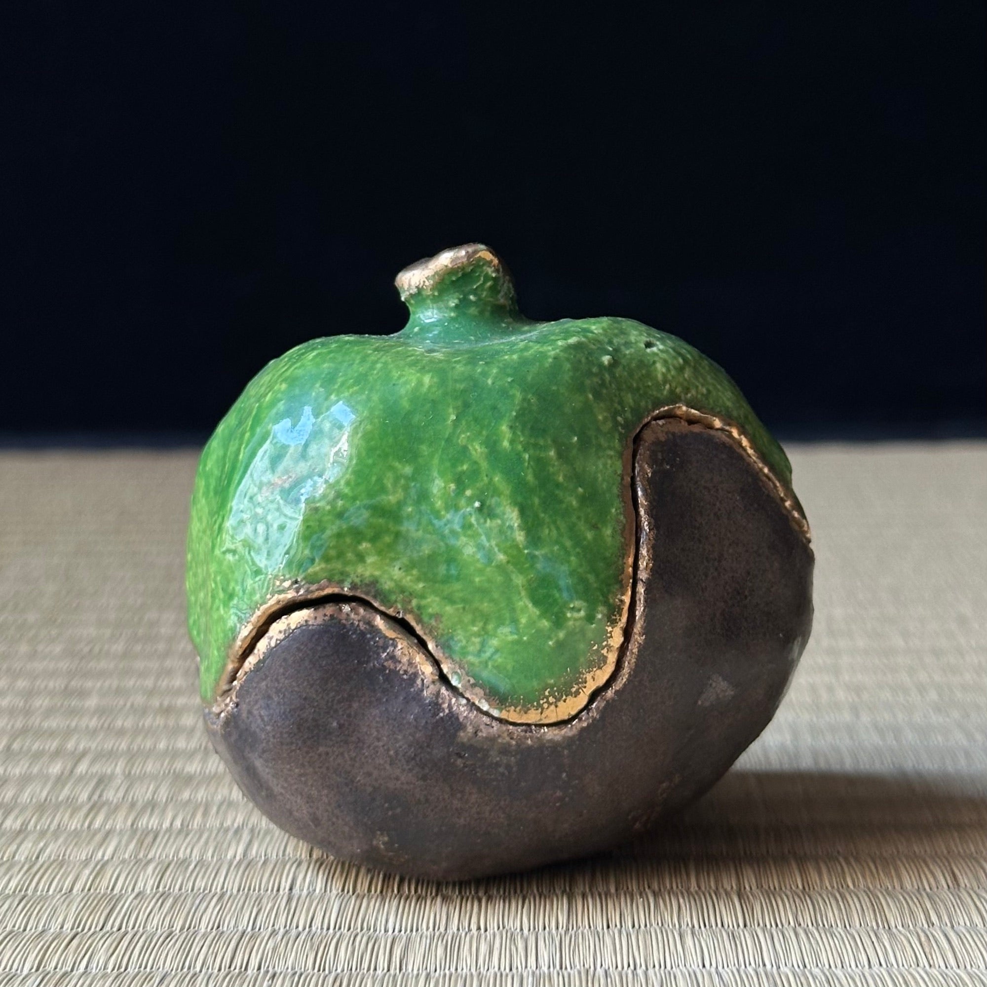 Kōgō en céramique Ueno-yaki à glaçure verte de Gen Takatsuru et nerikō (billes d’encens) japonais