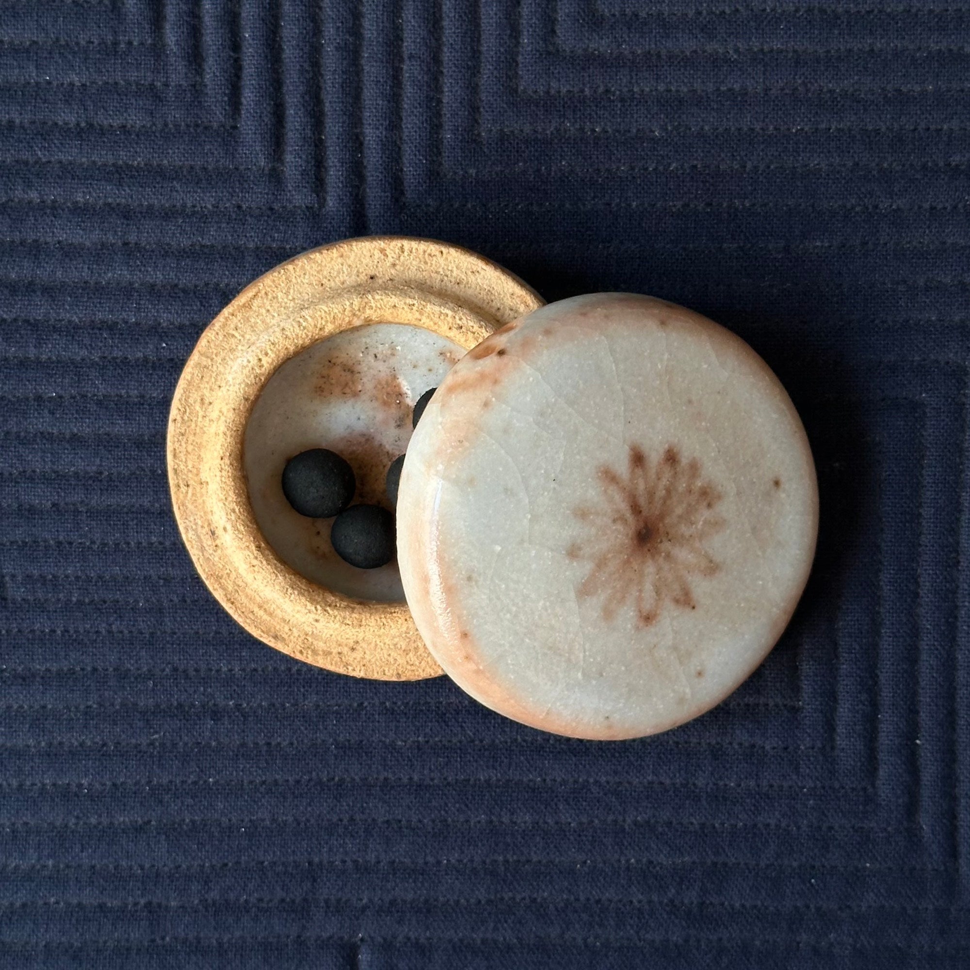 Kōgō en céramique Shino de Takeyoshi Miyamoto et nerikō (billes d’encens) japonais