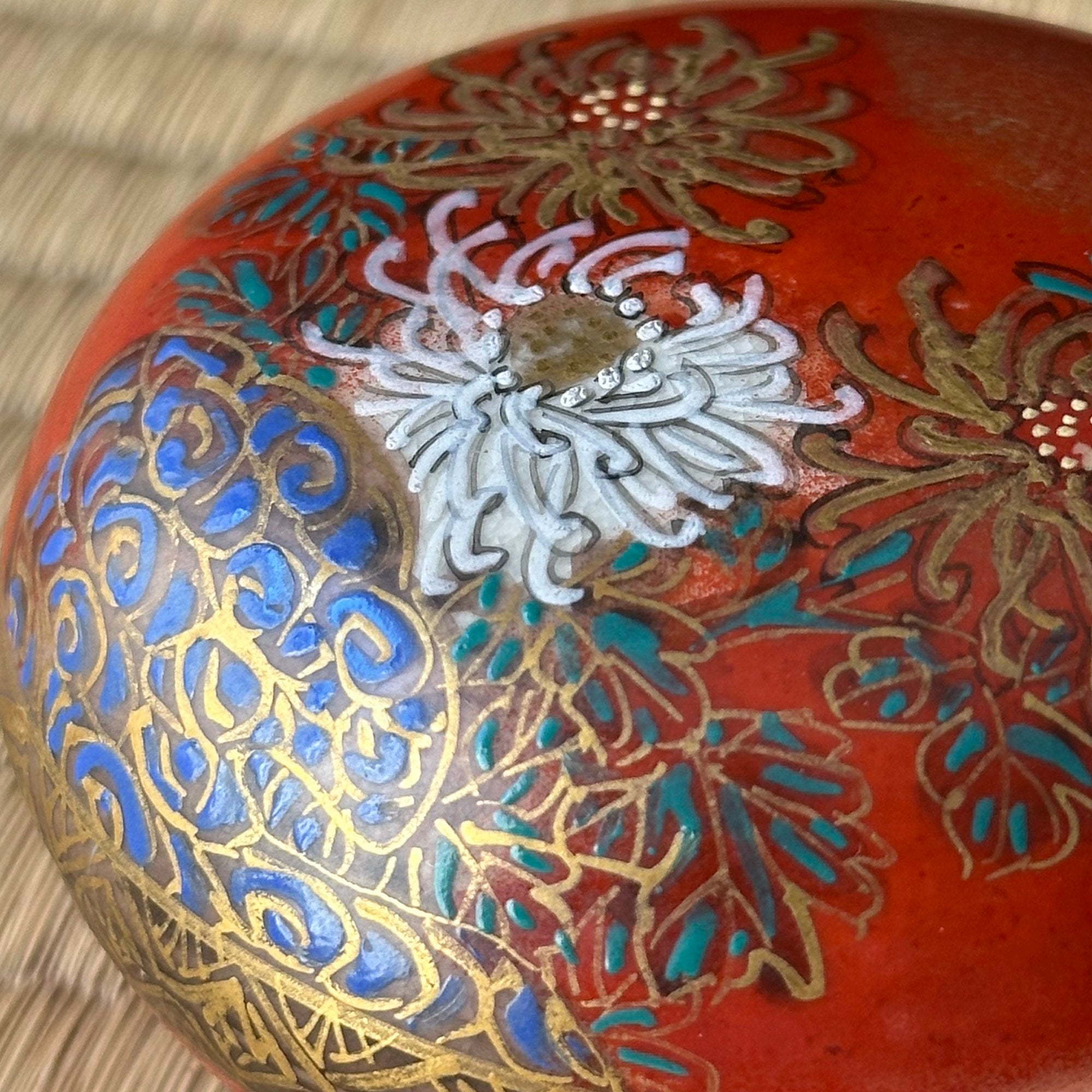 Kōgō en porcelaine Kutani à décor peint de chrysanthèmes de Shūhō et nerikō (billes d’encens) japonais