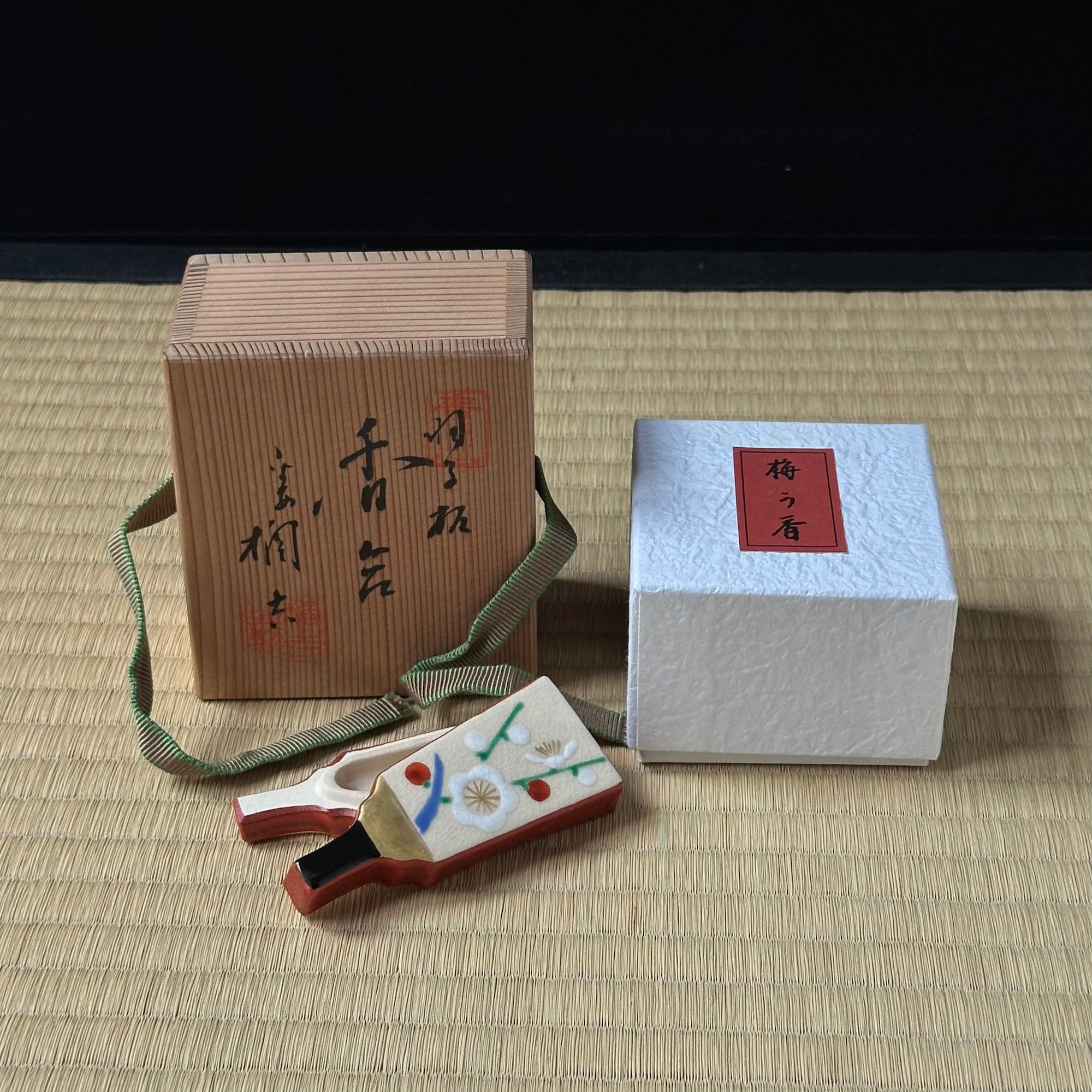 Kutani ceramic kogo with kōhaku bai (red and white plum trees) decoration by Tachikichi and Japanese nerikō (incense balls)