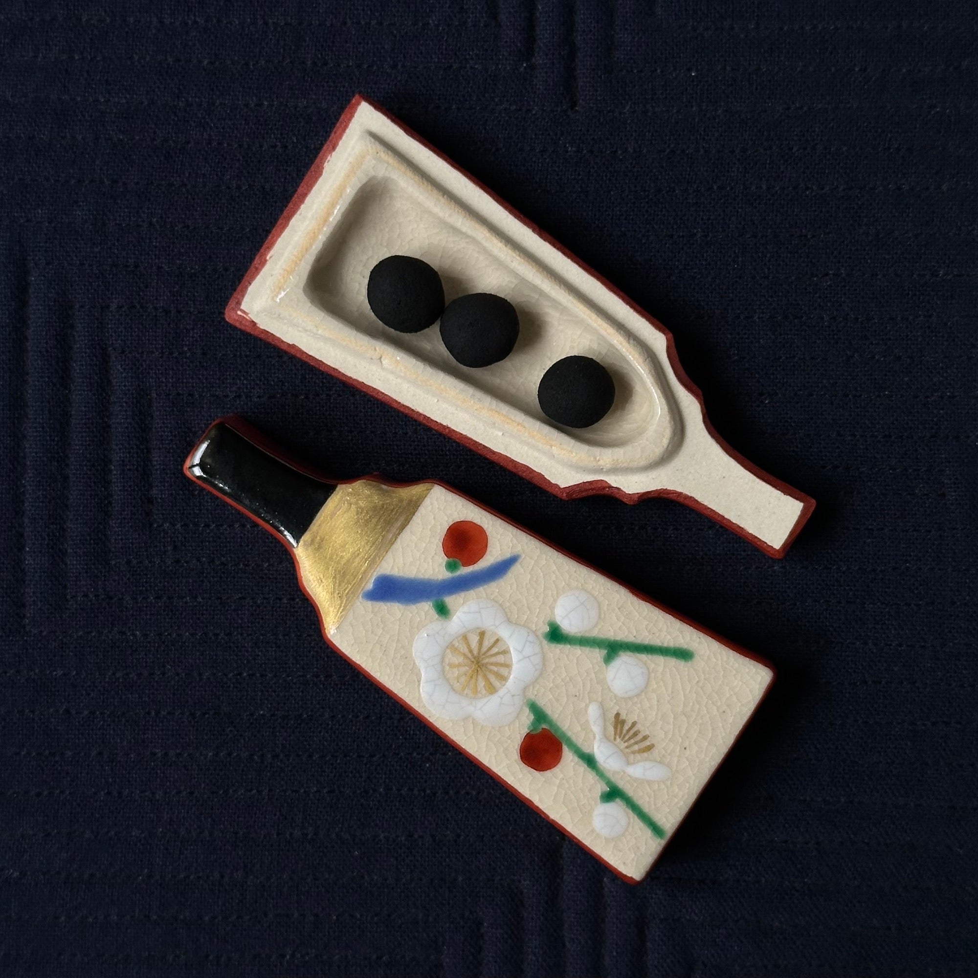 Kōgō en céramique kutani décor kōhaku bai (pruniers rouges et blancs) de Tachikichi et nerikō (billes d’encens) japonais