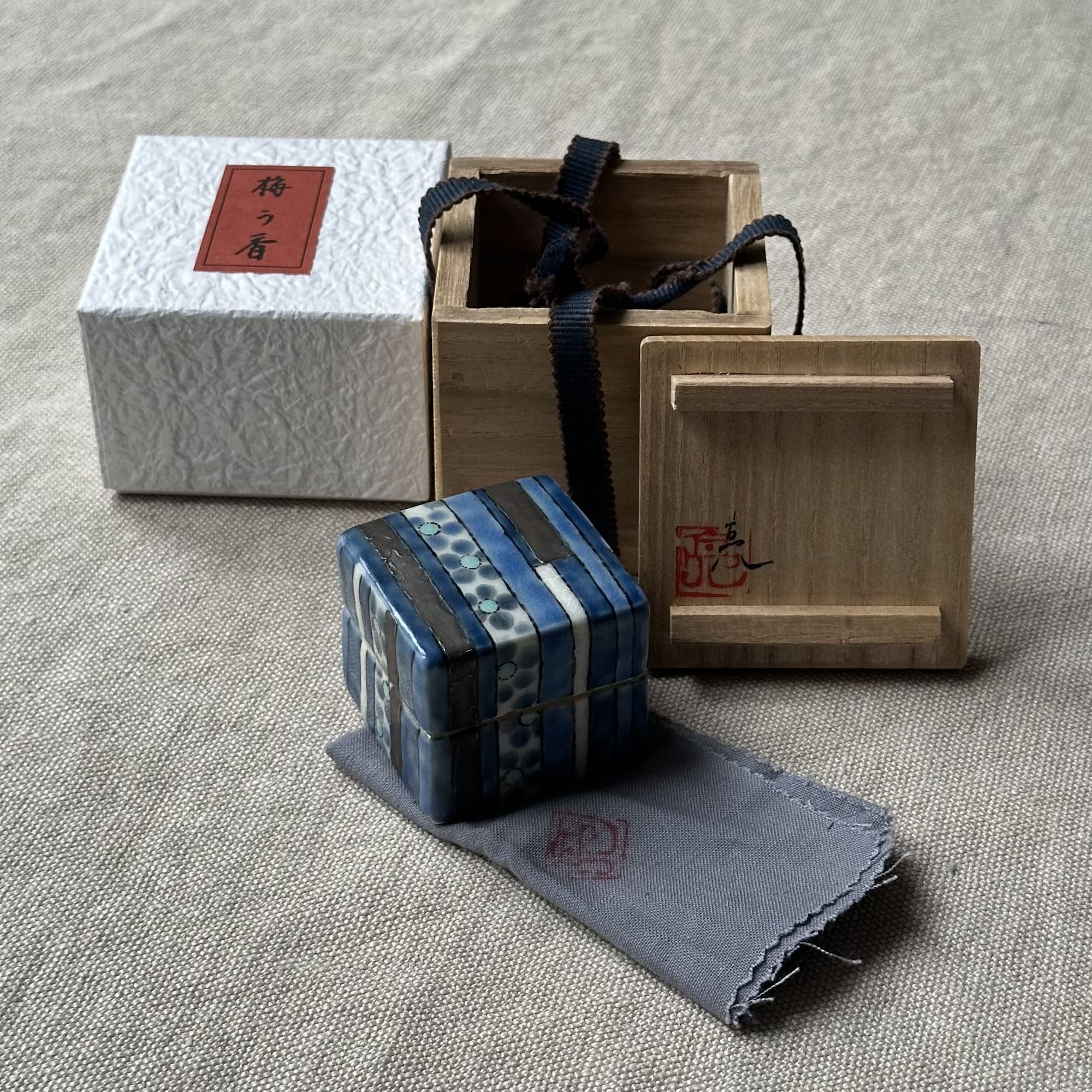 Kōgō en porcelaine de Ryo Sato et nerikō (billes d’encens) japonais