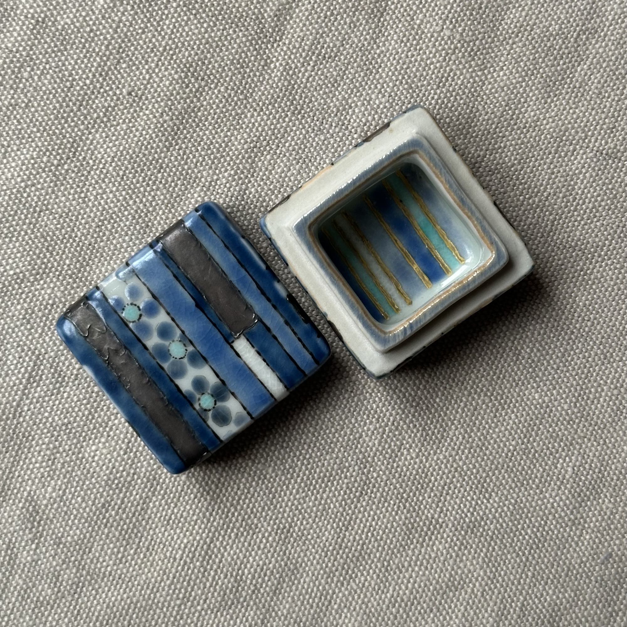 Kōgō en porcelaine de Ryo Sato et nerikō (billes d’encens) japonais