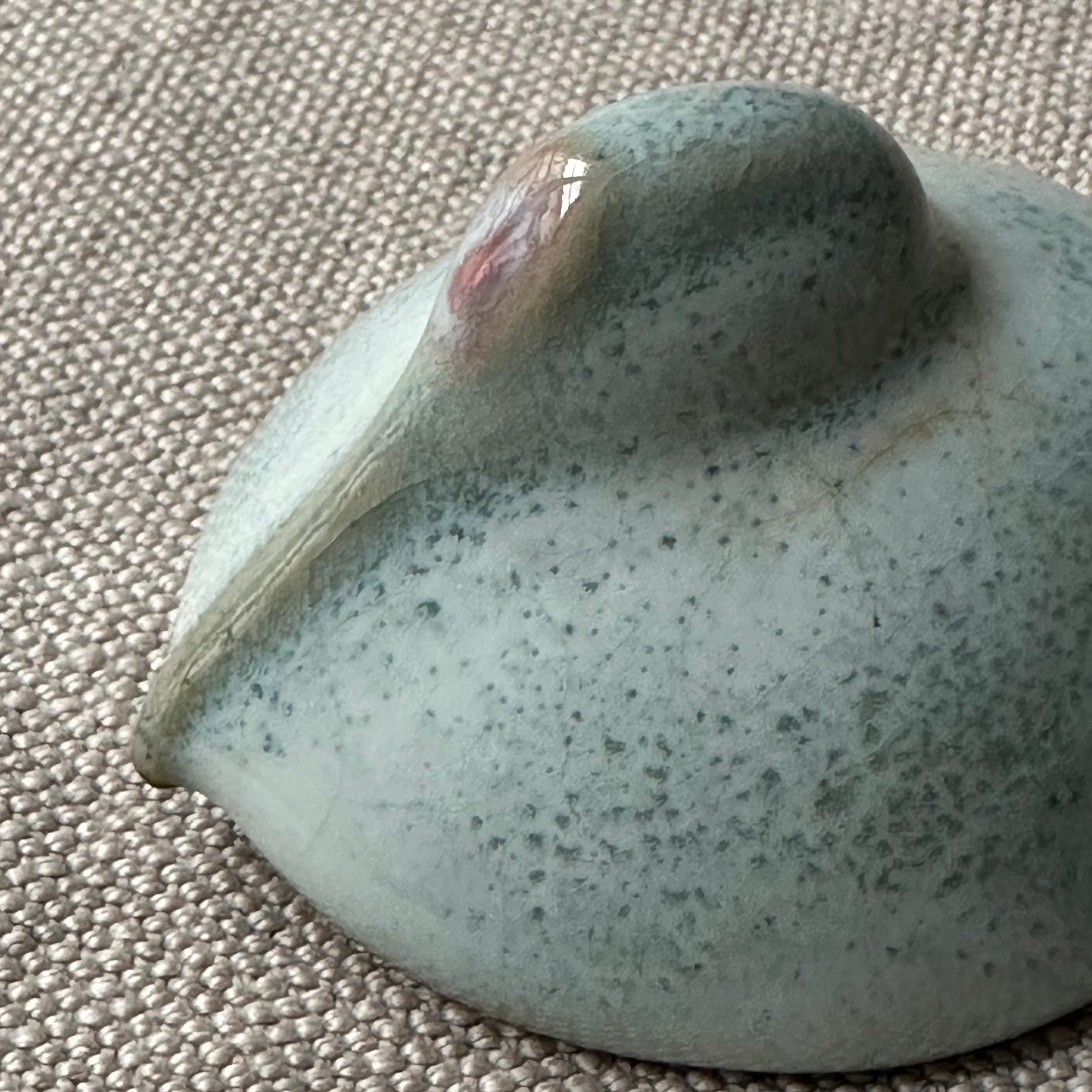 Kōgō en céramique de Uno Soyo et nerikō (billes d’encens) japonais