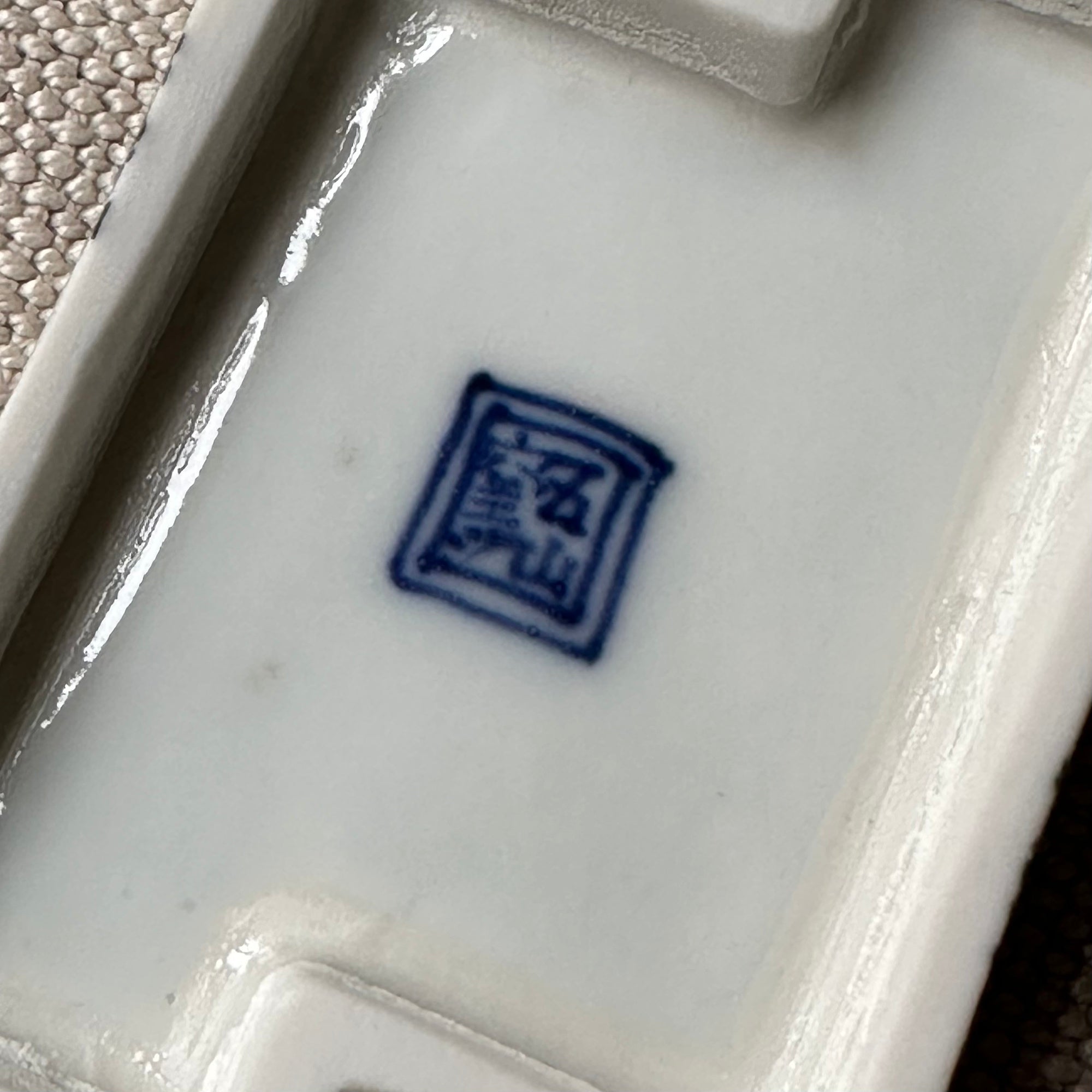 Kōgō en porcelaine sometsuke de Emiko Nakamura et nerikō (billes d’encens) japonais