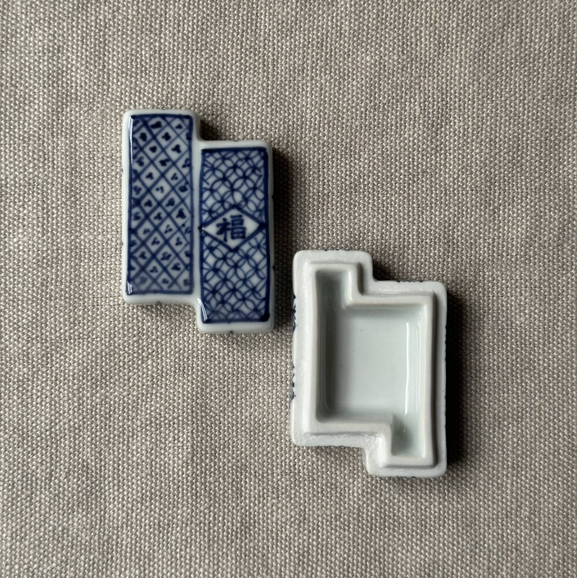 Kōgō en porcelaine sometsuke de Emiko Nakamura et nerikō (billes d’encens) japonais