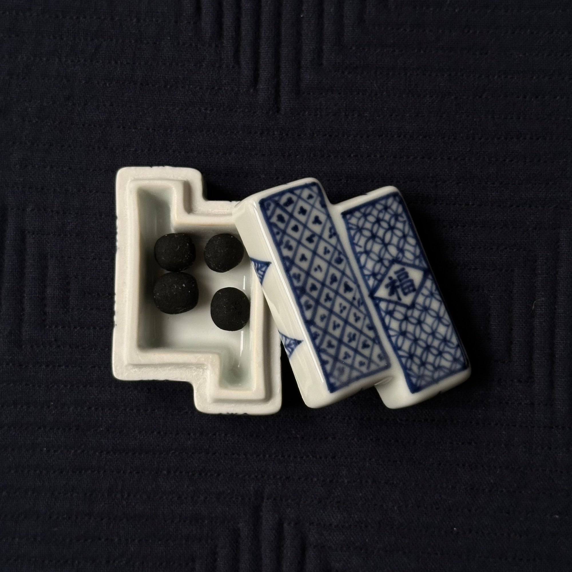 Kōgō en porcelaine sometsuke de Emiko Nakamura et nerikō (billes d’encens) japonais