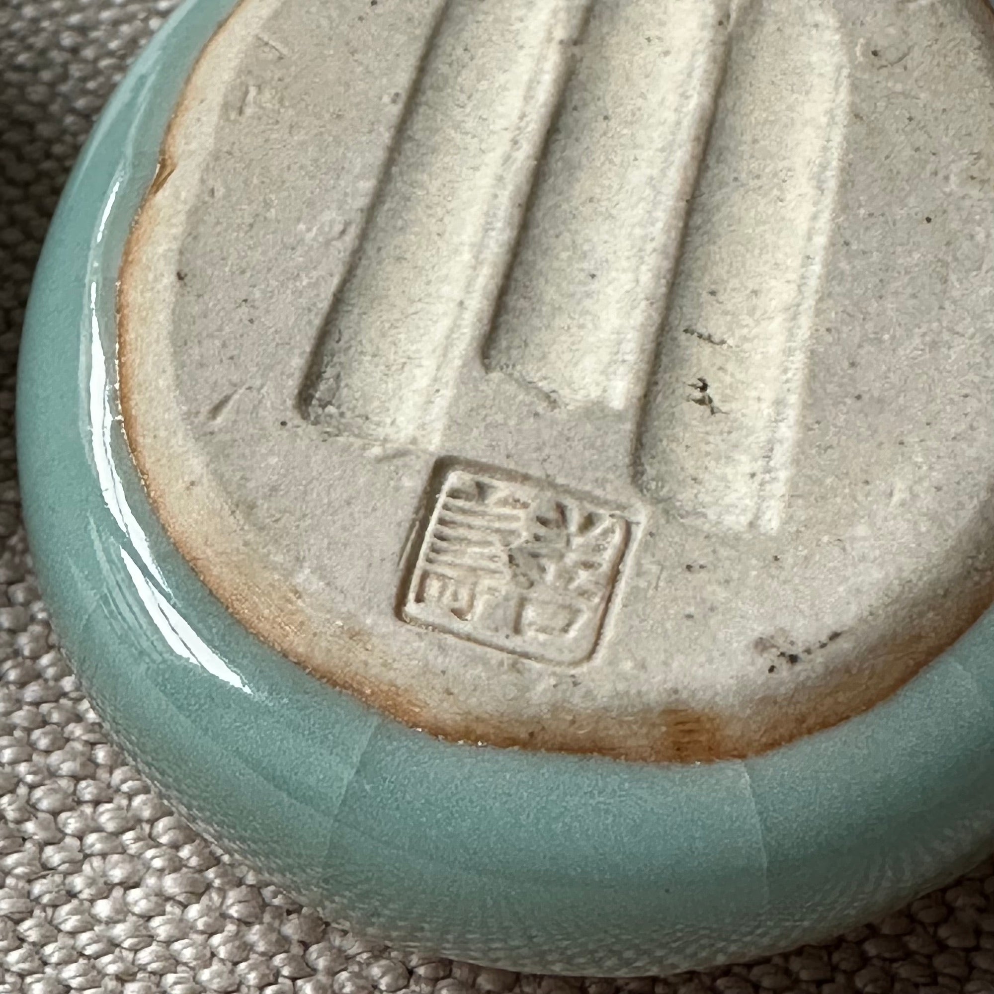 Kōgō en céramique de Zenju Miyashita et nerikō (billes d’encens) japonais