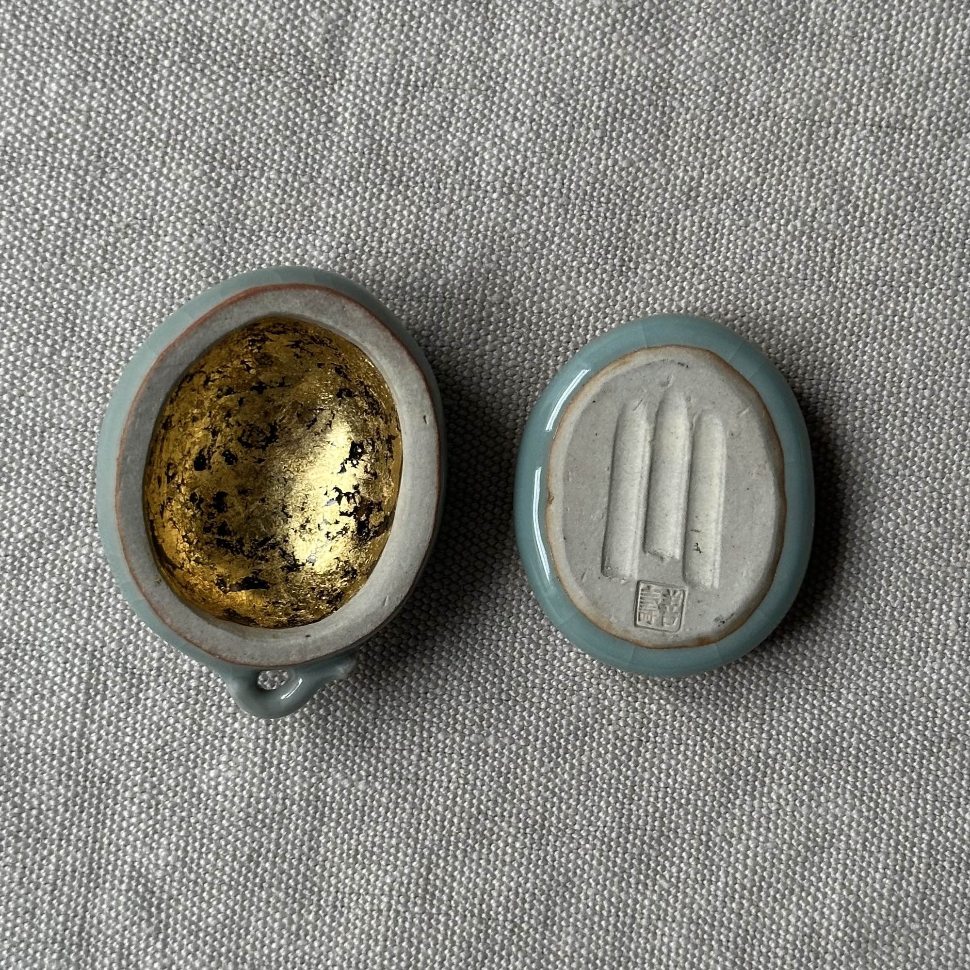 Kōgō en céramique de Zenju Miyashita et nerikō (billes d’encens) japonais