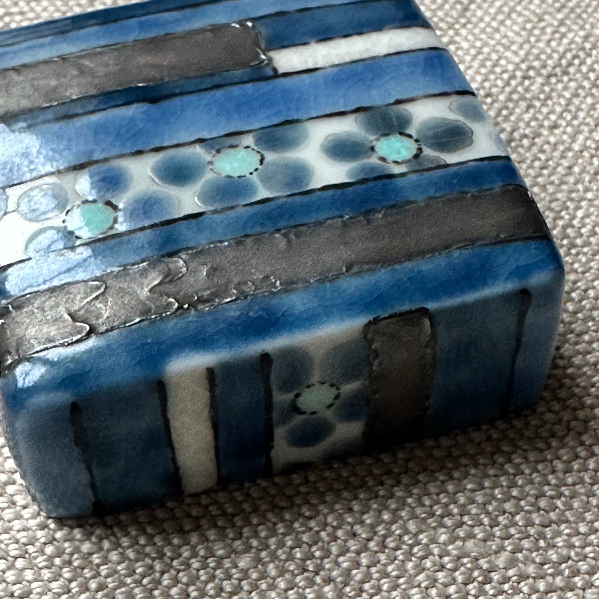 Kōgō en porcelaine de Ryo Sato et nerikō (billes d’encens) japonais