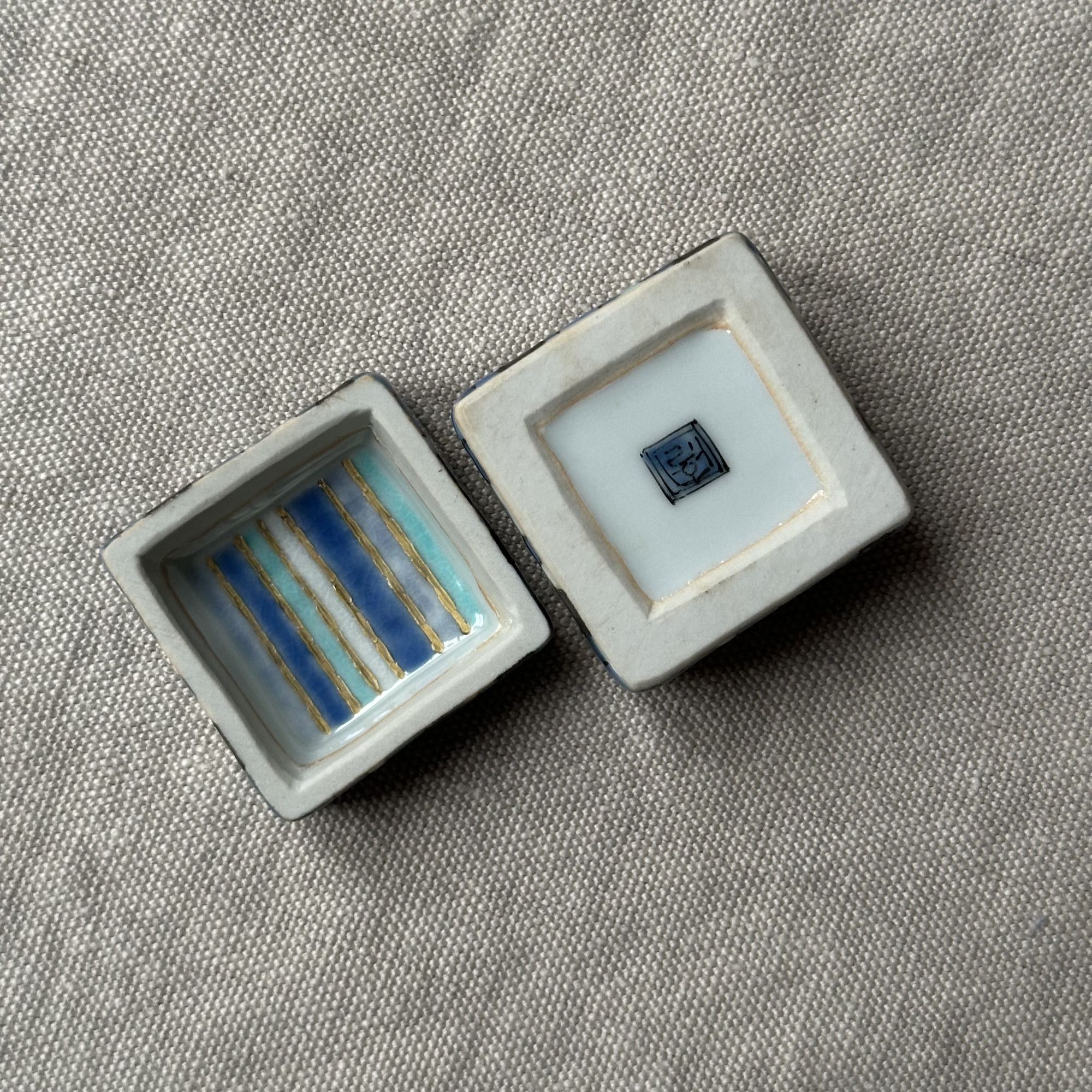 Kōgō en porcelaine de Ryo Sato et nerikō (billes d’encens) japonais