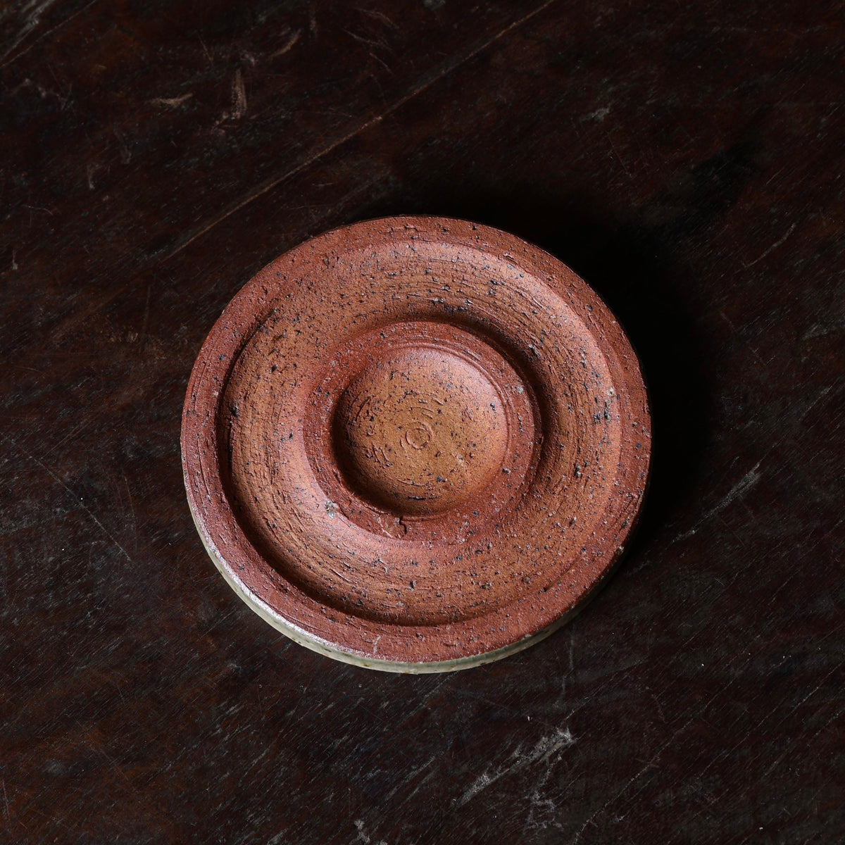 Assiette Mamezara à glaçure de cendre de l’atelier Tokinoha