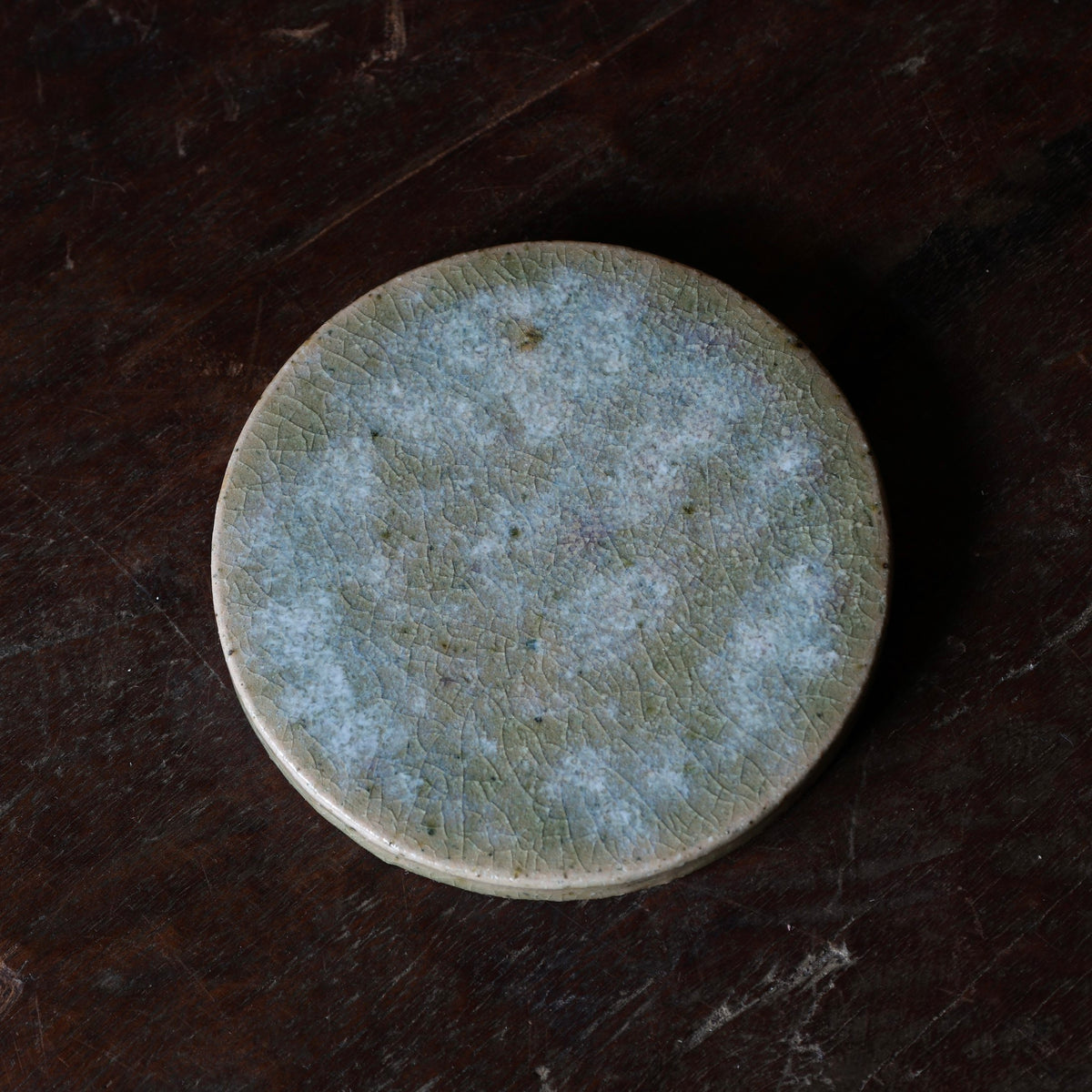 Assiette Mamezara à glaçure de cendre de l’atelier Tokinoha