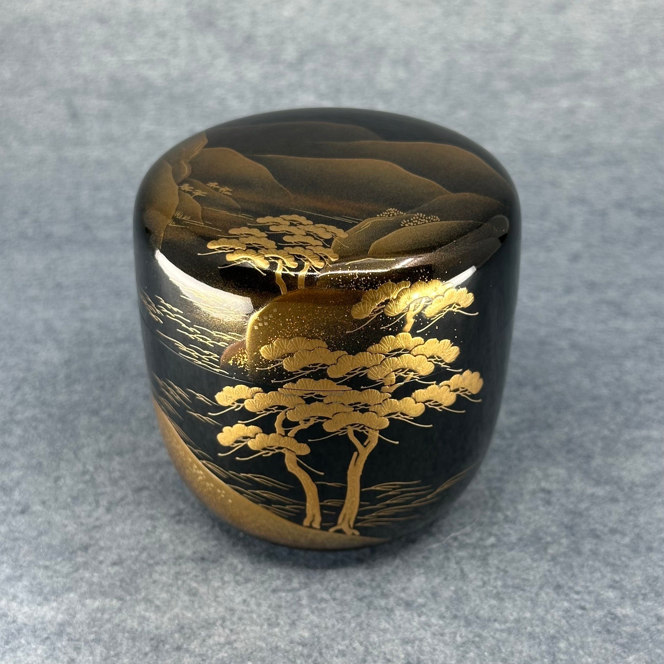 Natsume (boîte à thé japonaise) laque urushi et or, décor de paysage de Hozukyō de Kosaku Kitahama