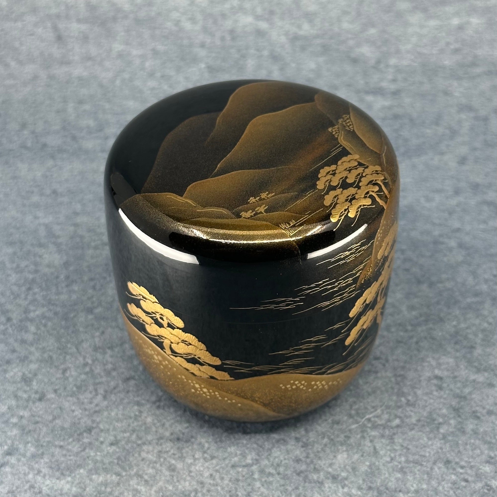 Natsume (boîte à thé japonaise) laque urushi et or, décor de paysage de Hozukyō de Kosaku Kitahama