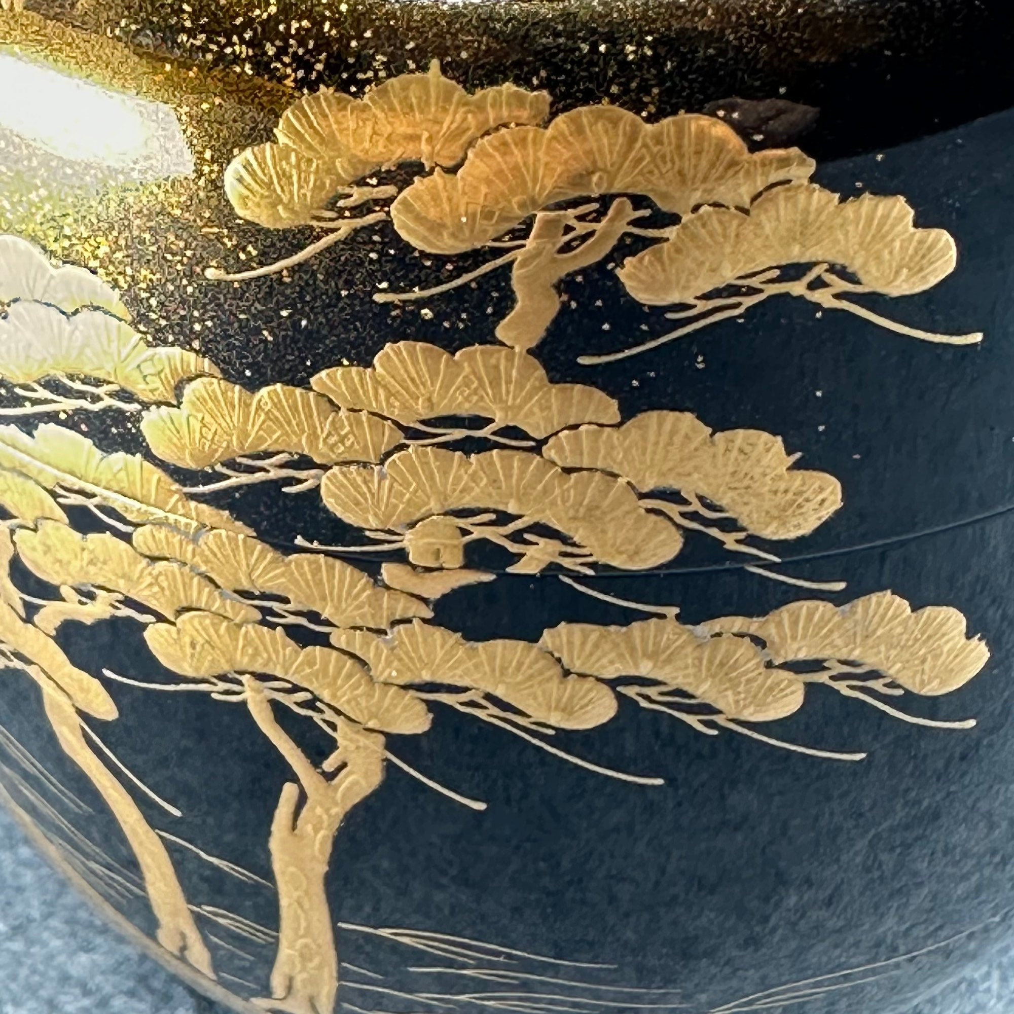 Natsume (boîte à thé japonaise) laque urushi et or, décor de paysage de Hozukyō de Kosaku Kitahama