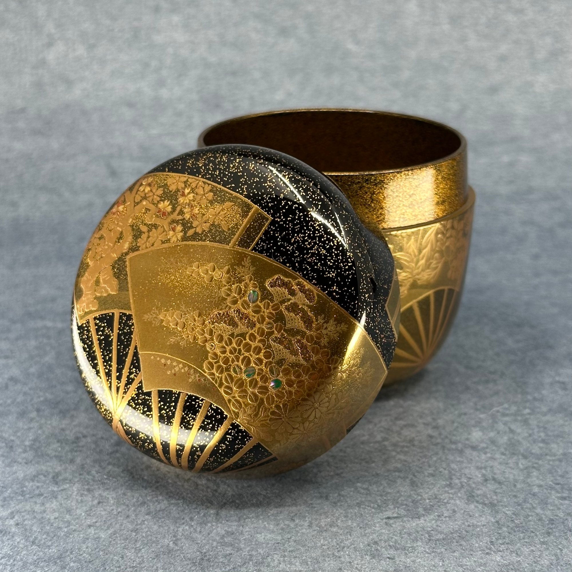 Natsume (boîte à thé japonaise) laque urushi et or, décor éventails et fleurs de Shikō Shibano