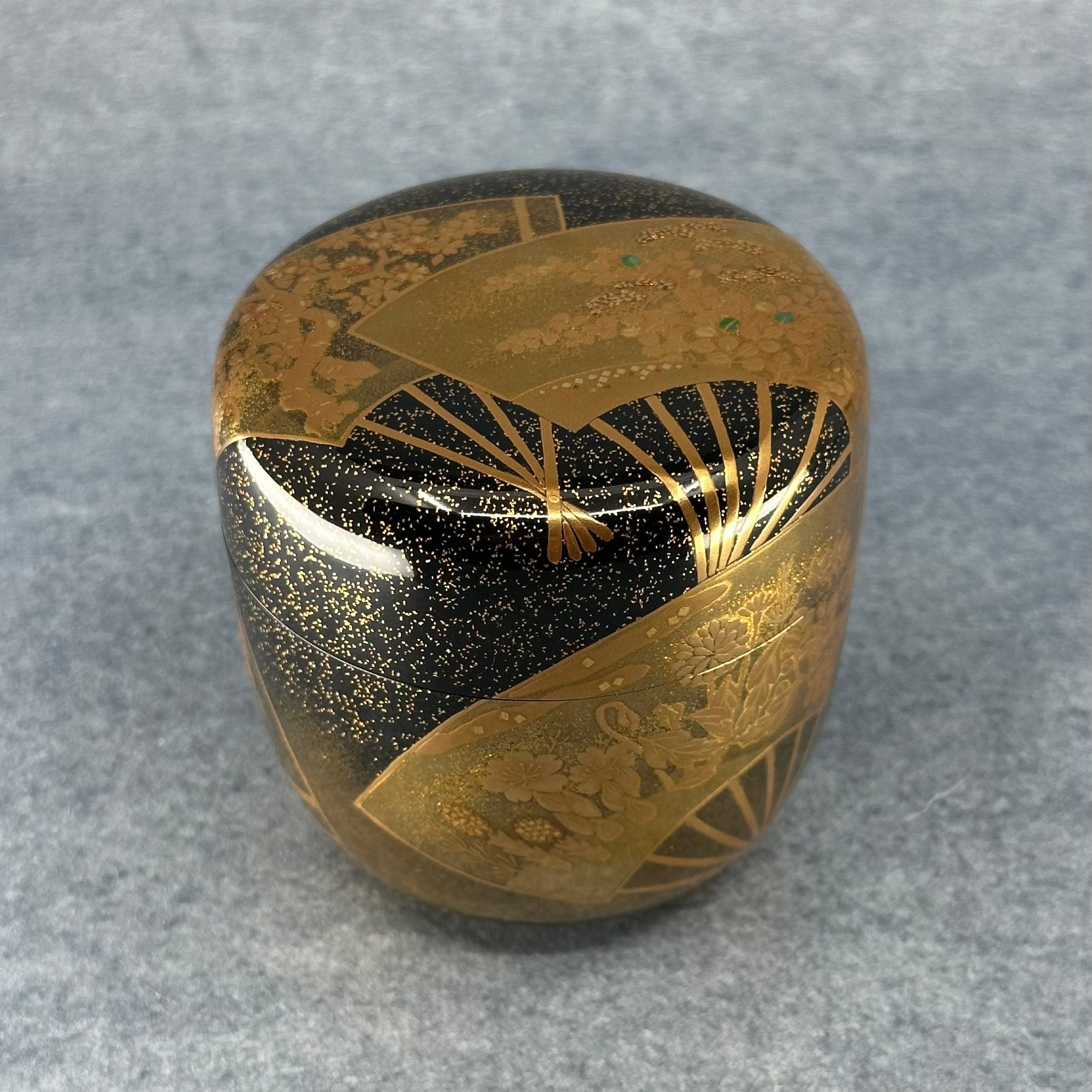 Natsume (boîte à thé japonaise) laque urushi et or, décor éventails et fleurs de Shikō Shibano