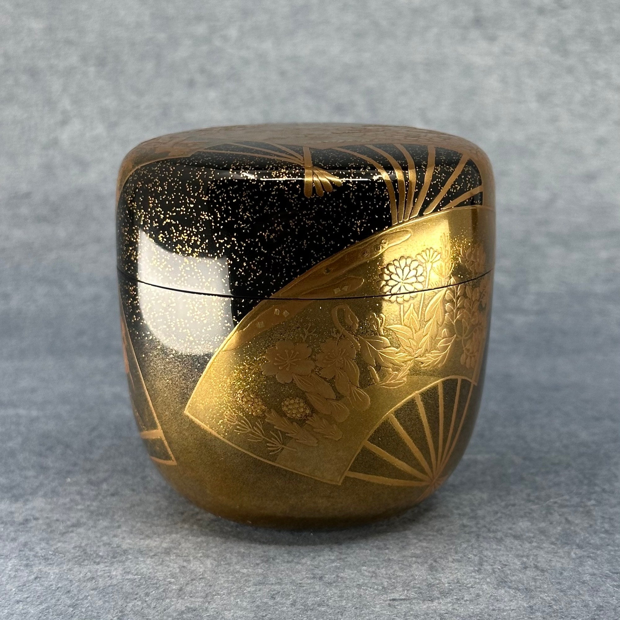 Natsume (boîte à thé japonaise) laque urushi et or, décor éventails et fleurs de Shikō Shibano