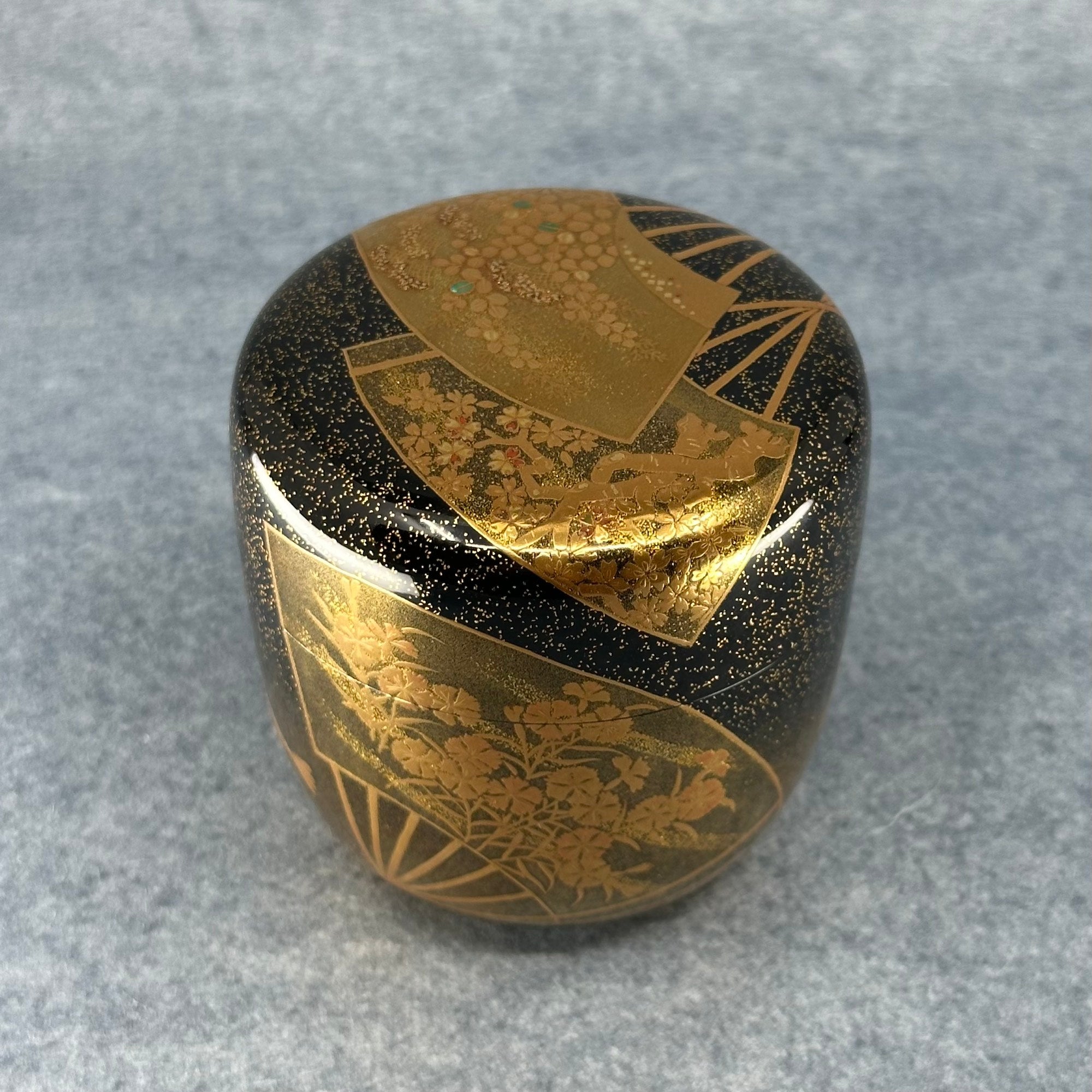 Natsume (boîte à thé japonaise) laque urushi et or, décor éventails et fleurs de Shikō Shibano
