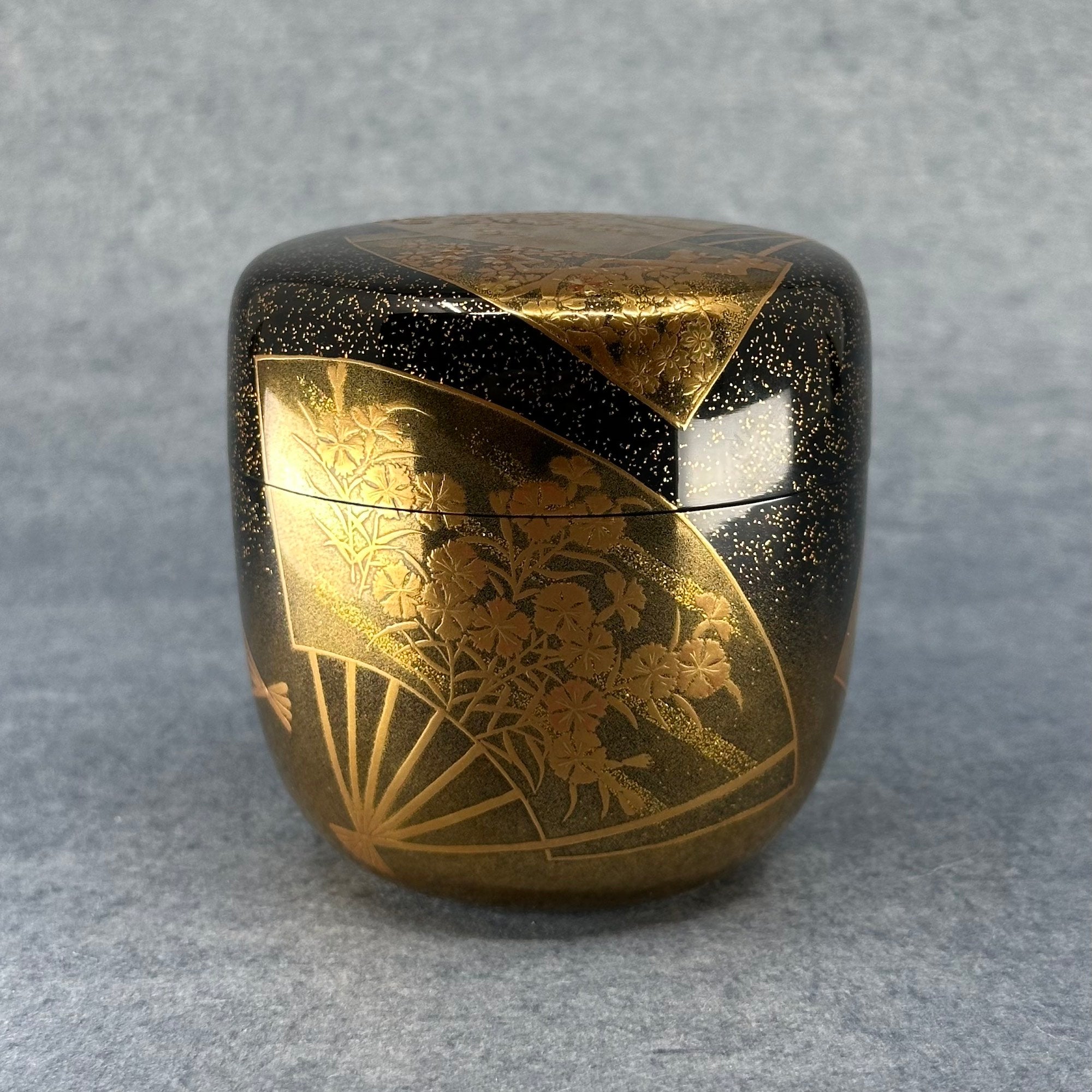 Natsume (boîte à thé japonaise) laque urushi et or, décor éventails et fleurs de Shikō Shibano