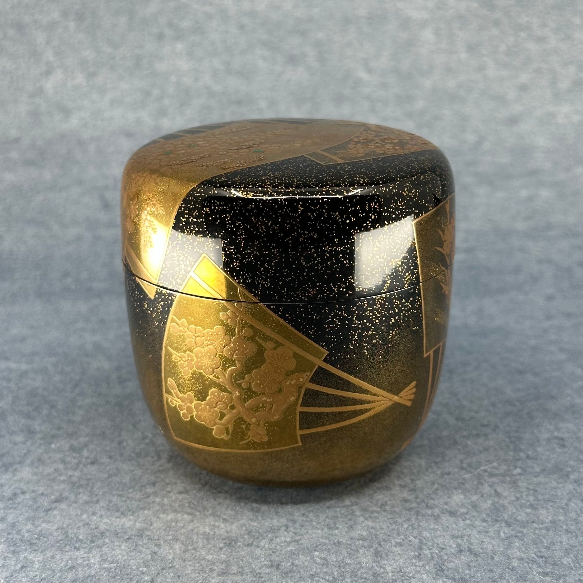 Natsume (boîte à thé japonaise) laque urushi et or, décor éventails et fleurs de Shikō Shibano