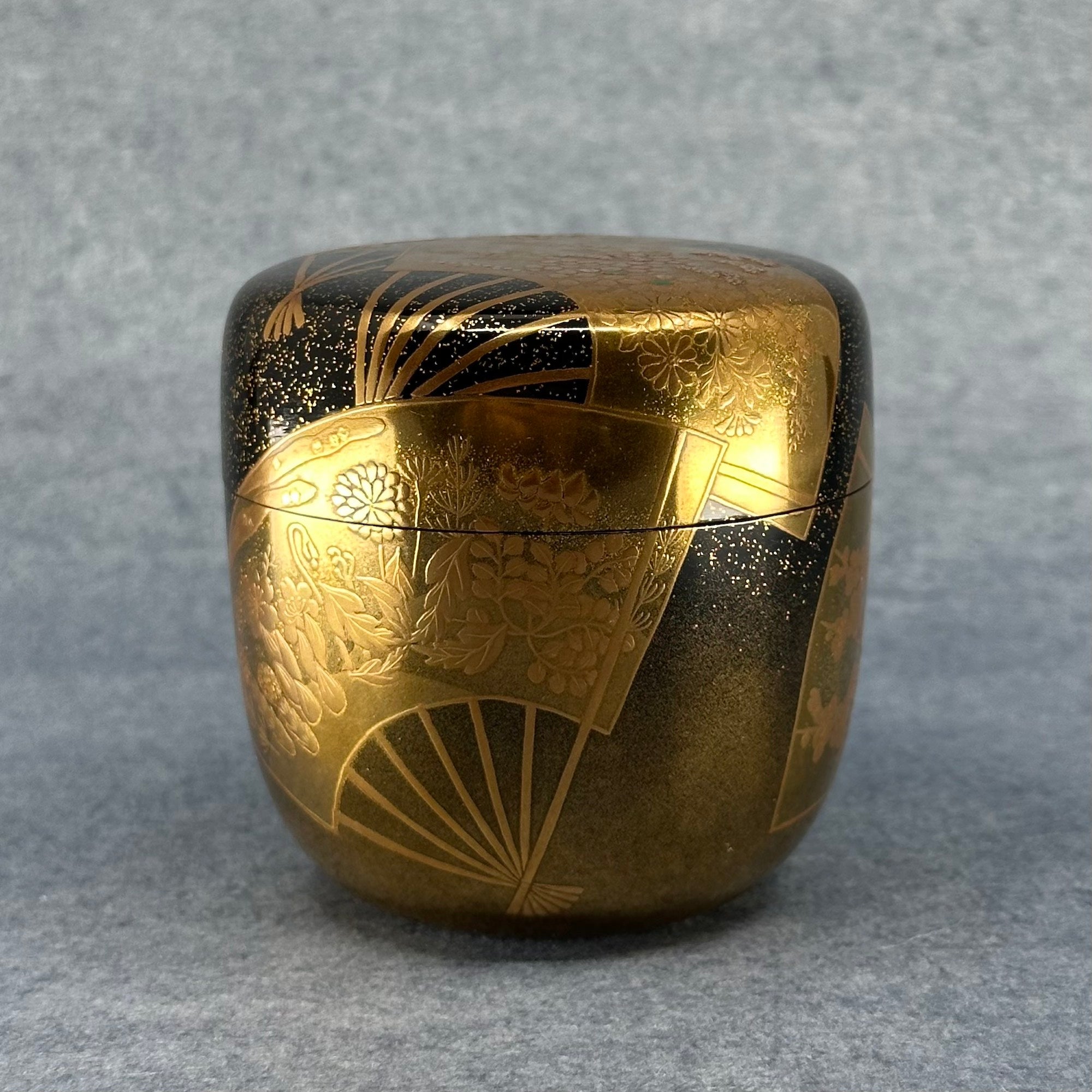 Natsume (boîte à thé japonaise) laque urushi et or, décor éventails et fleurs de Shikō Shibano