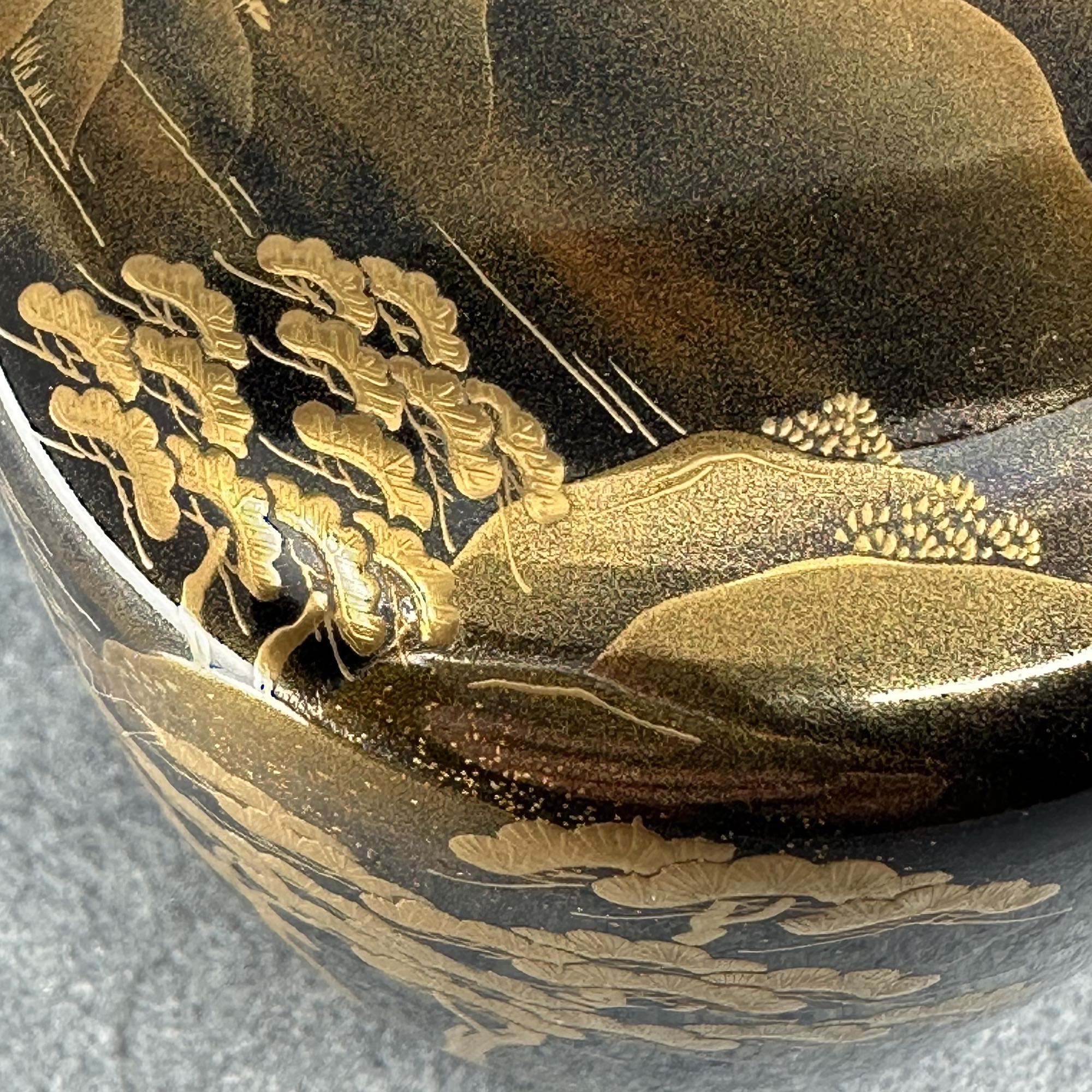 Natsume (boîte à thé japonaise) laque urushi et or, décor de paysage de Hozukyō de Kosaku Kitahama