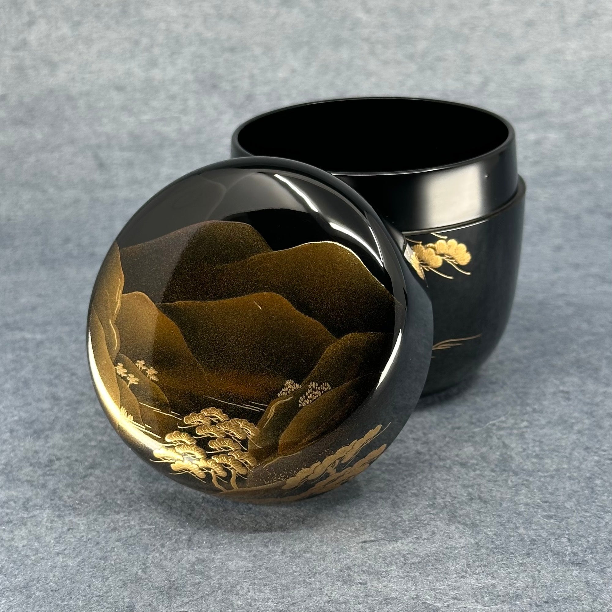 Natsume (boîte à thé japonaise) laque urushi et or, décor de paysage de Hozukyō de Kosaku Kitahama