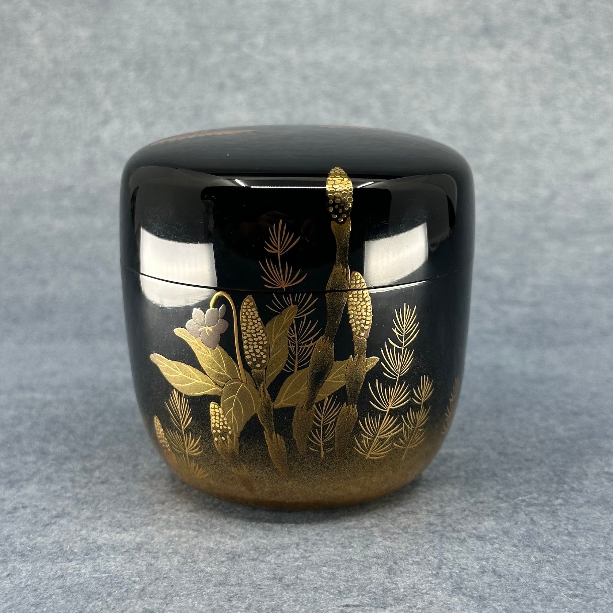 Natsume (boîte à thé japonaise) laque et or, décor de fleurs et herbes de Ikkō Kiyose