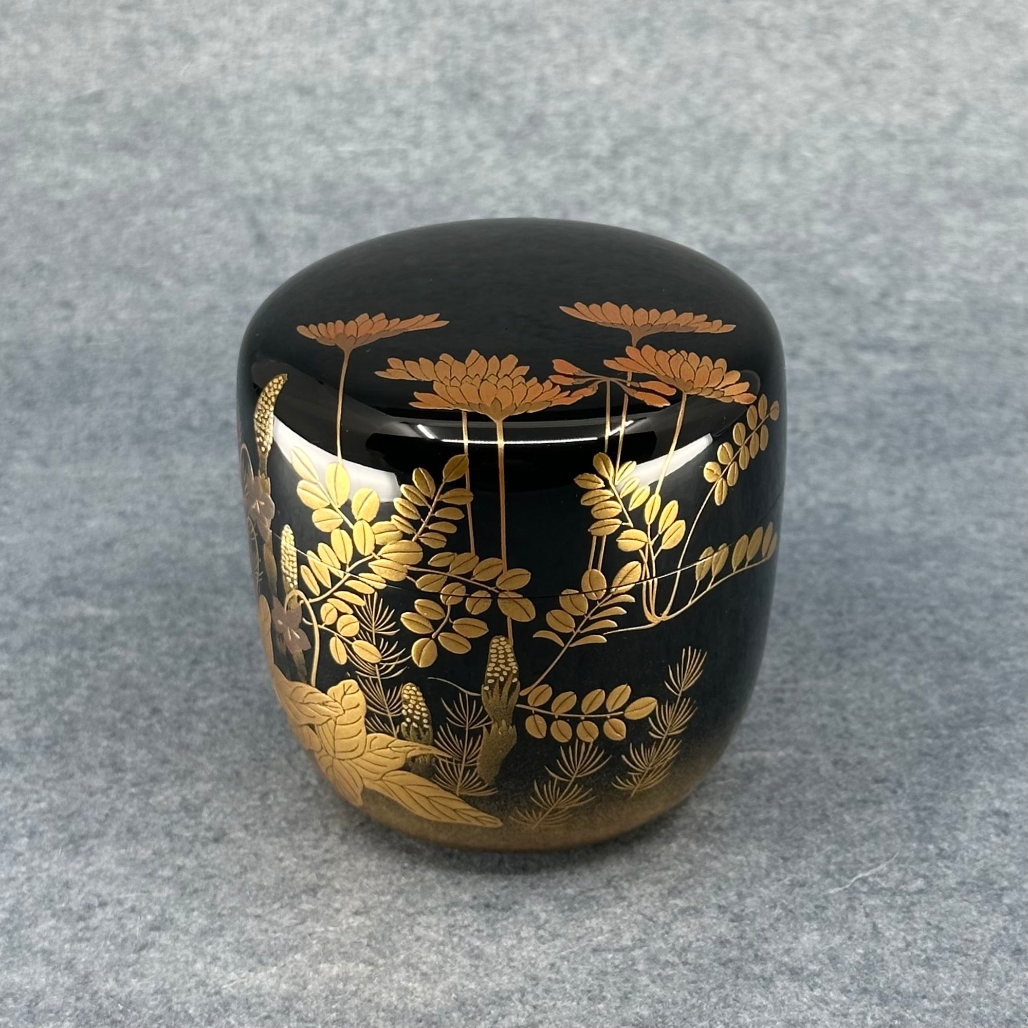 Natsume (boîte à thé japonaise) laque et or, décor de fleurs et herbes de Ikkō Kiyose