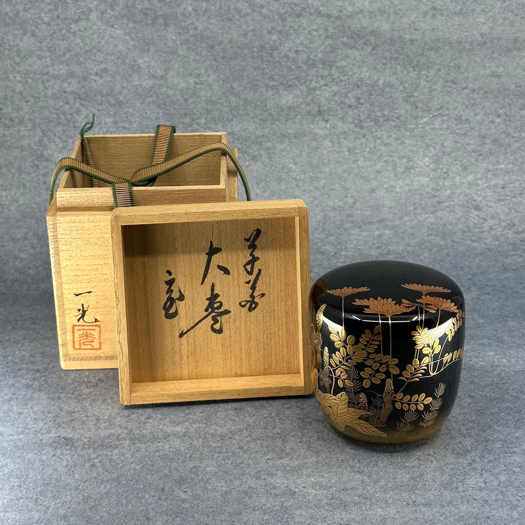 Natsume (boîte à thé japonaise) laque et or, décor de fleurs et herbes de Ikkō Kiyose