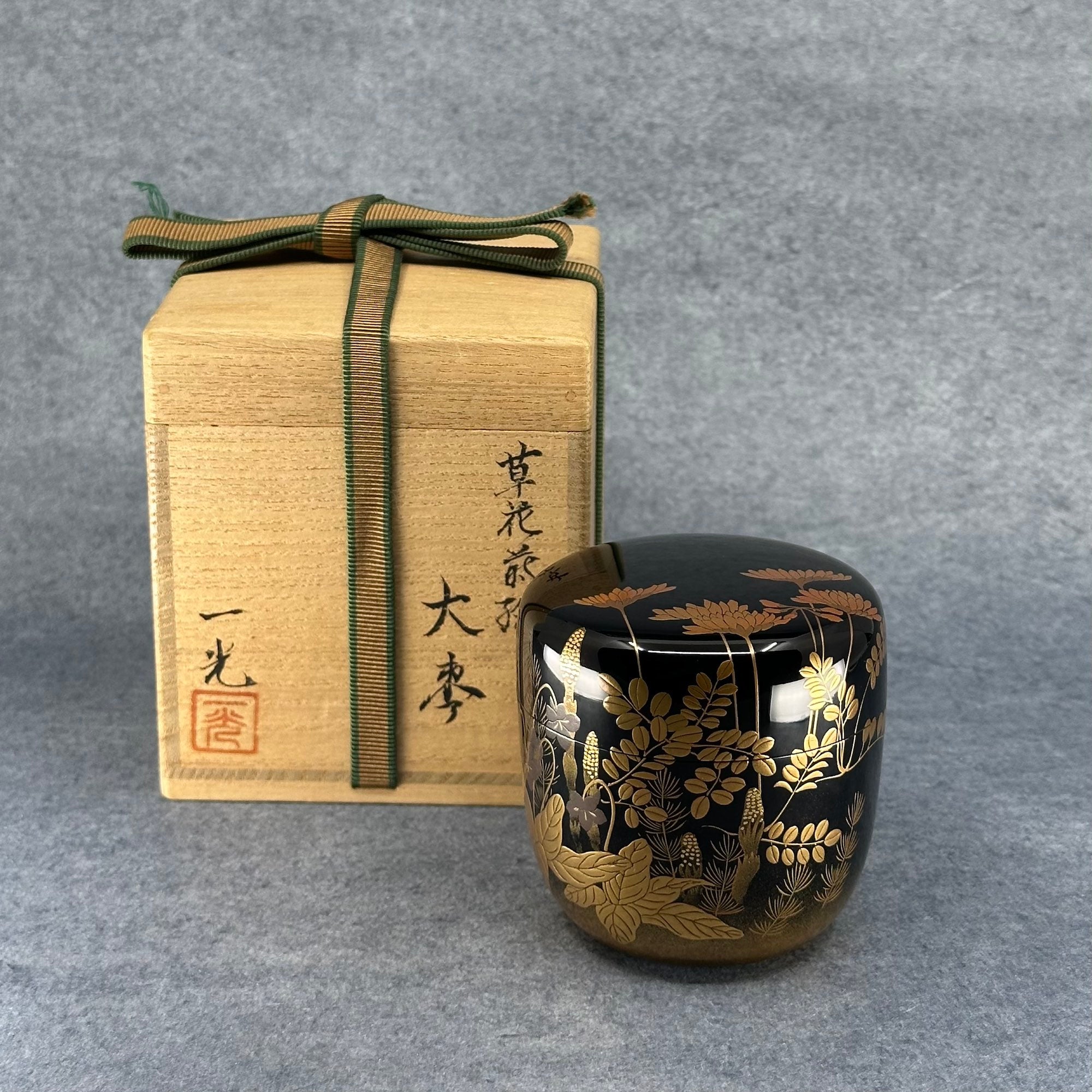 Natsume (boîte à thé japonaise) laque et or, décor de fleurs et herbes de Ikkō Kiyose