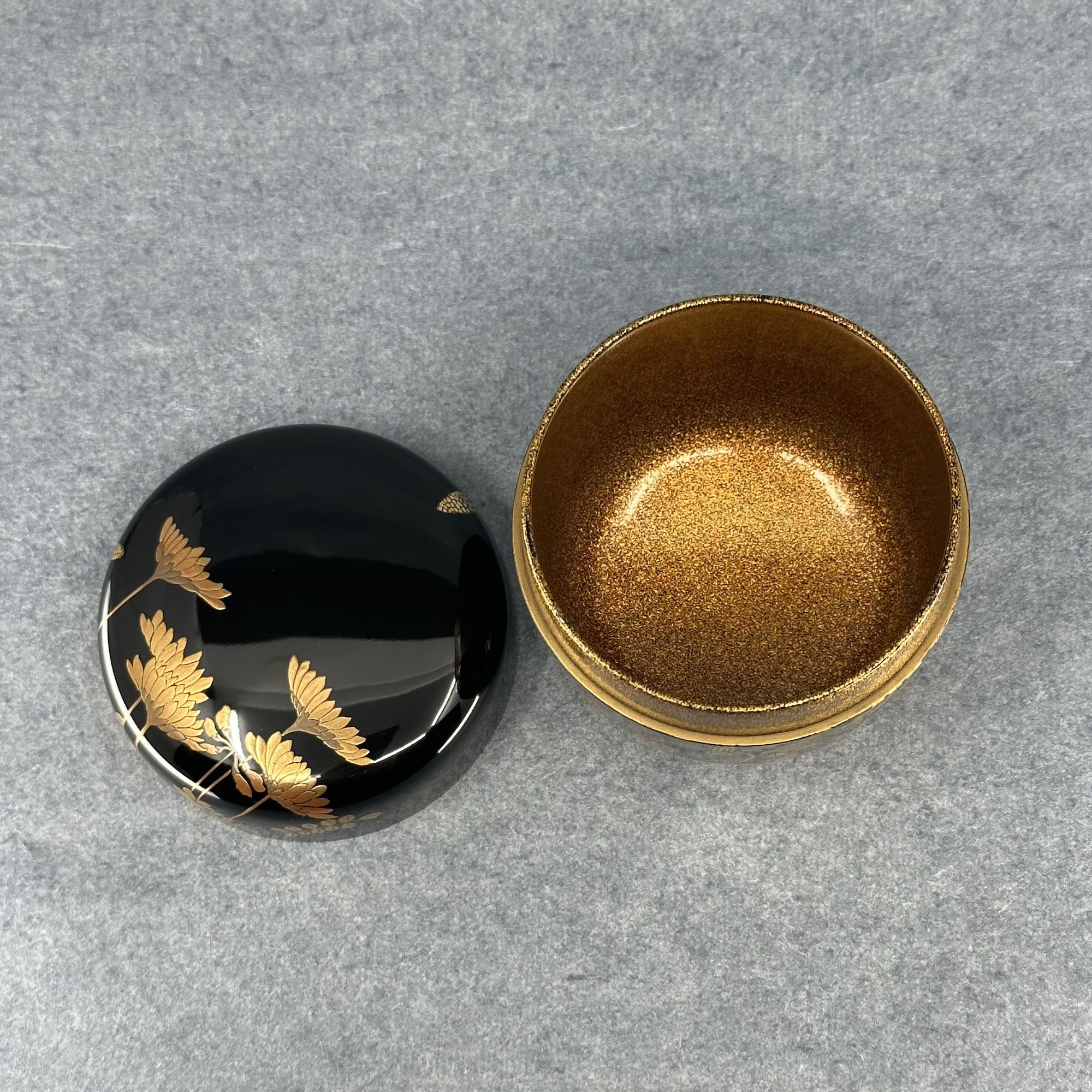 Natsume (boîte à thé japonaise) laque et or, décor de fleurs et herbes de Ikkō Kiyose