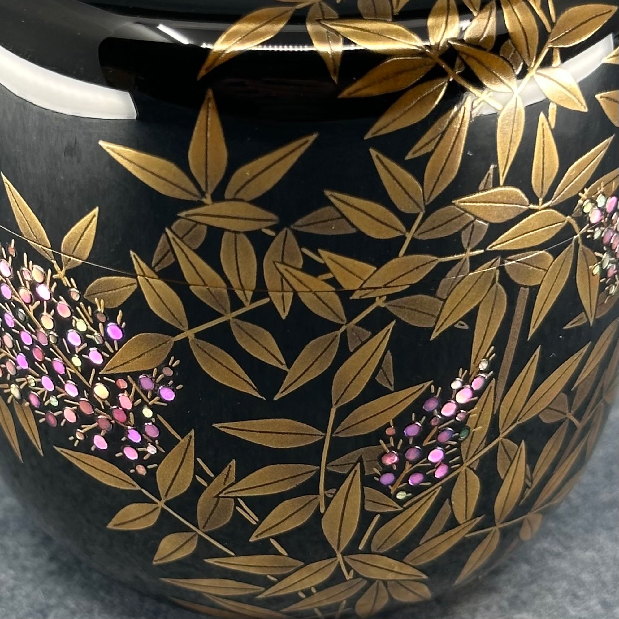 Natsume (Japanese tea caddy) in lacquer and gold, decorated with nanten (nandina) motifs by Sadaharu Higashino