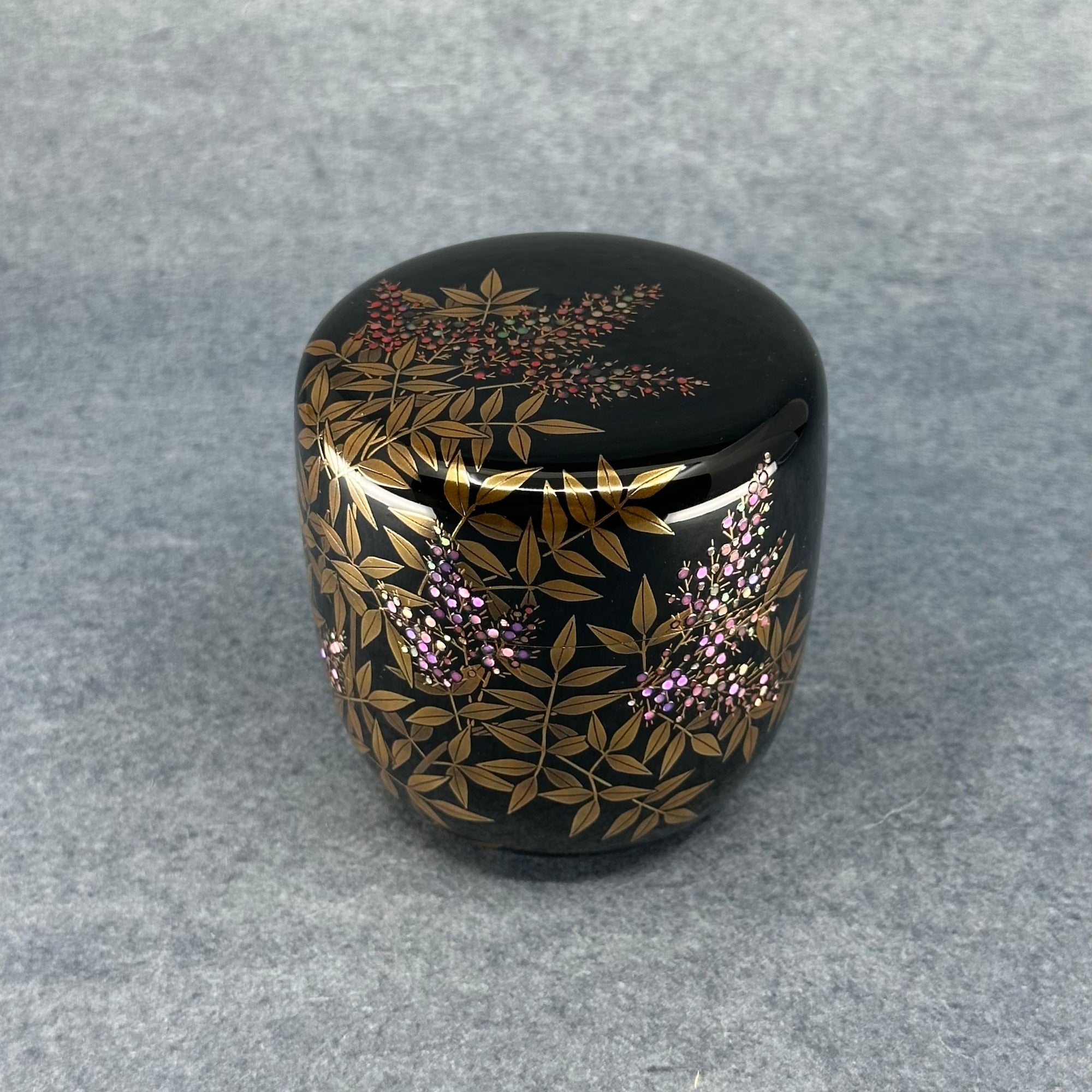 Natsume (Japanese tea caddy) in lacquer and gold, decorated with nanten (nandina) motifs by Sadaharu Higashino