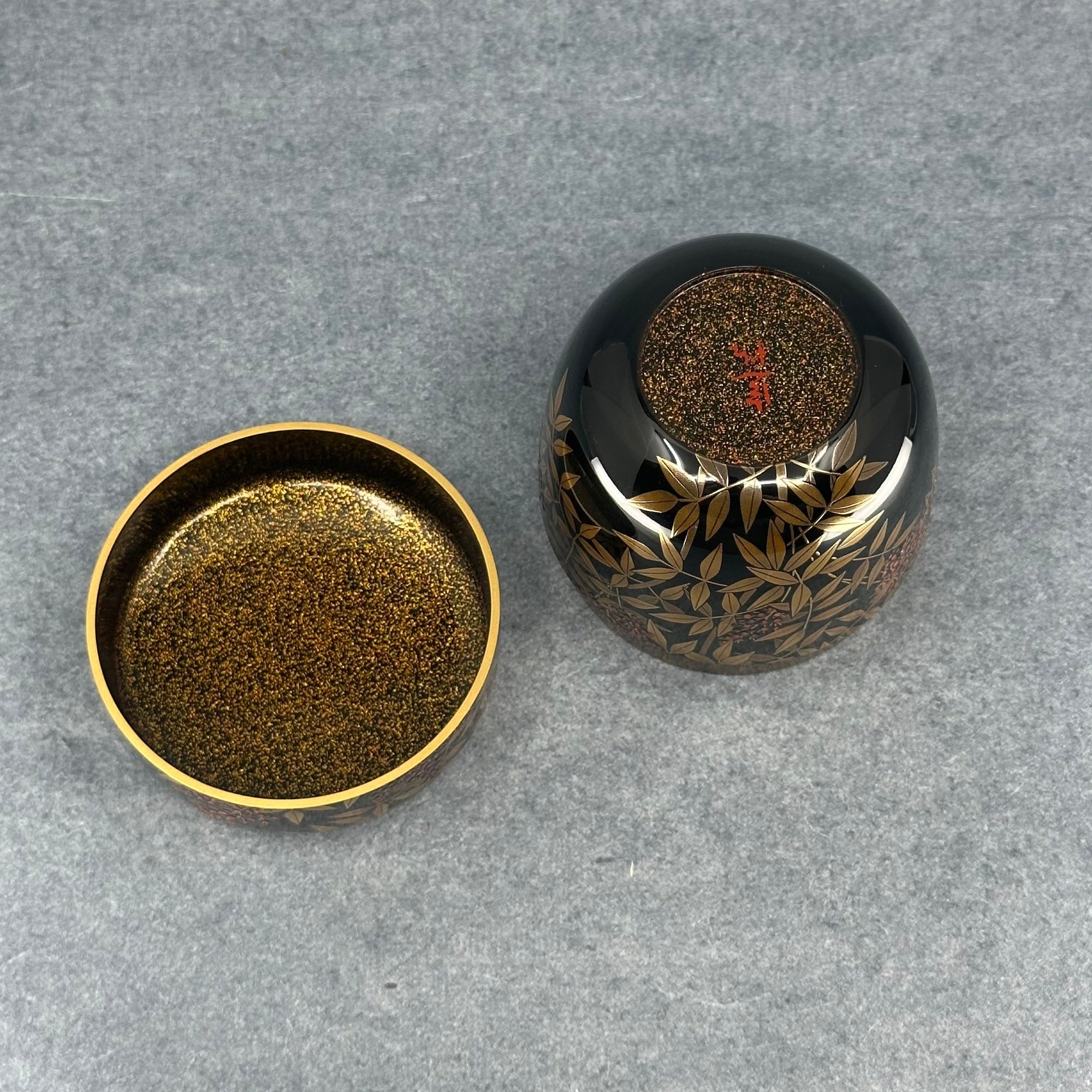 Natsume (Japanese tea caddy) in lacquer and gold, decorated with nanten (nandina) motifs by Sadaharu Higashino