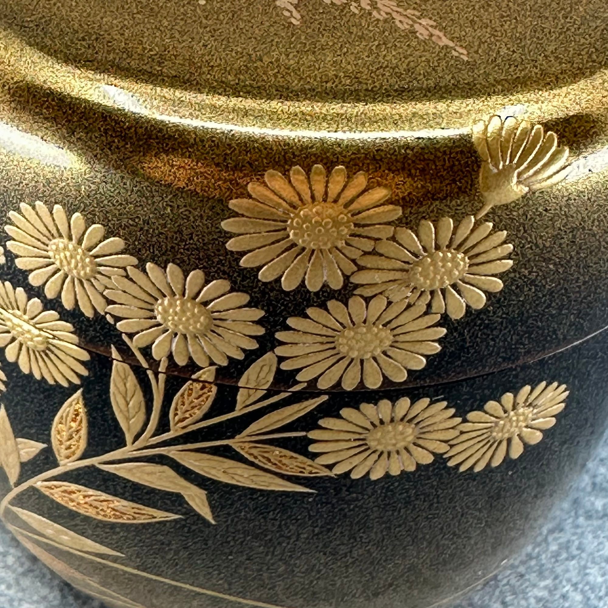 Natsume (Japanese tea caddy) in lacquer and gold, decorated with akikusa (autumn herbs) by Sakon Ogura