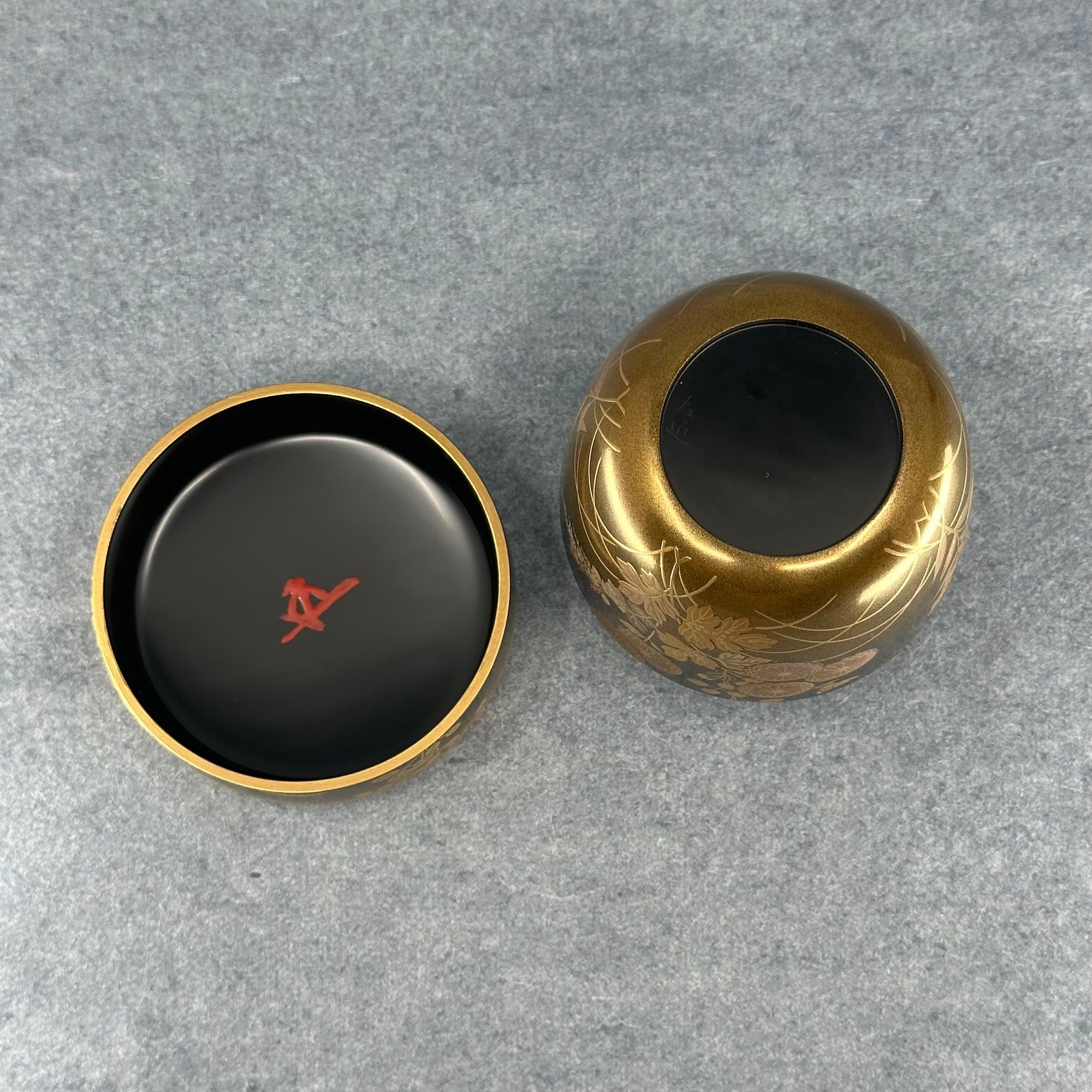 Natsume (Japanese tea caddy) in lacquer and gold, decorated with akikusa (autumn herbs) by Sakon Ogura