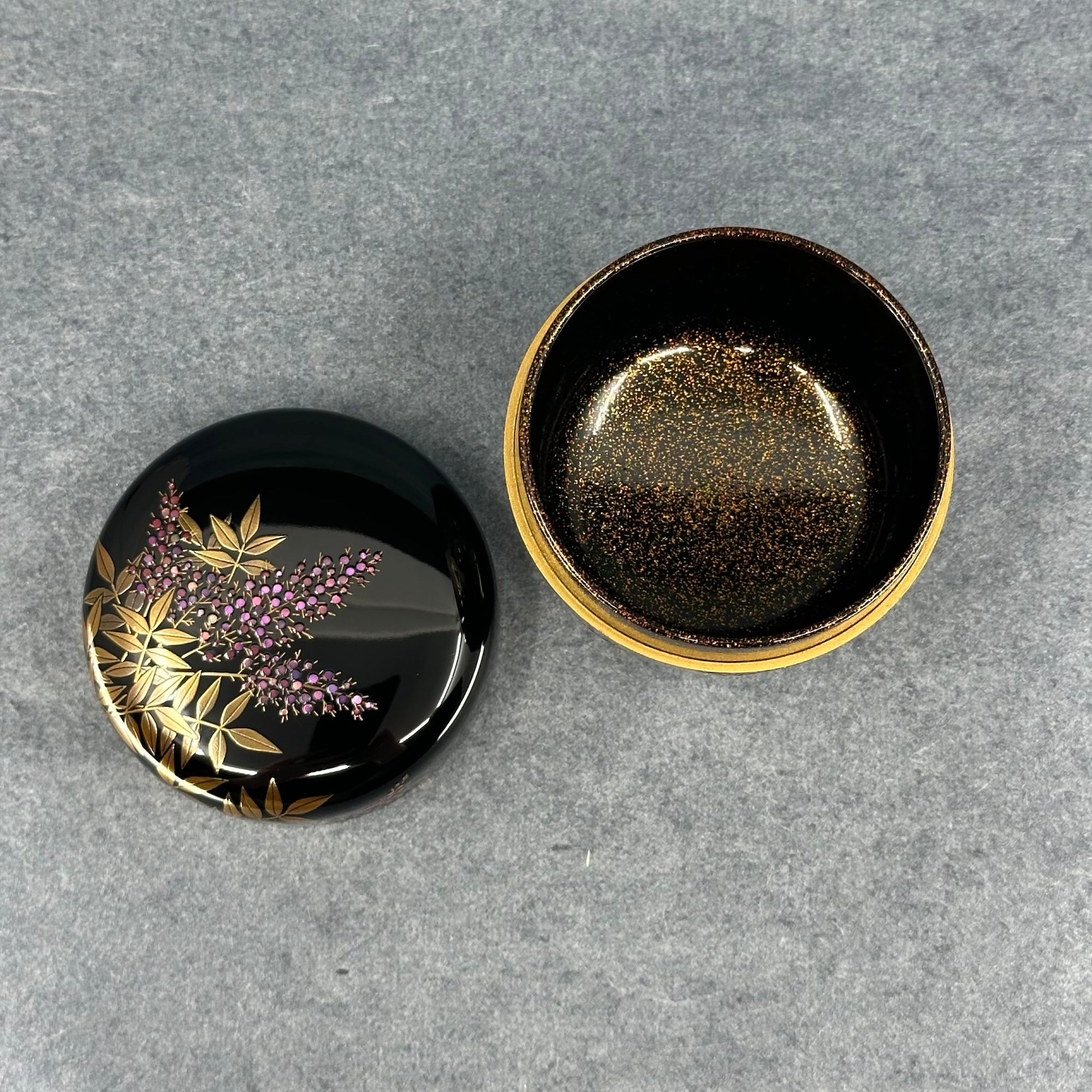 Natsume (Japanese tea caddy) in lacquer and gold, decorated with nanten (nandina) motifs by Sadaharu Higashino