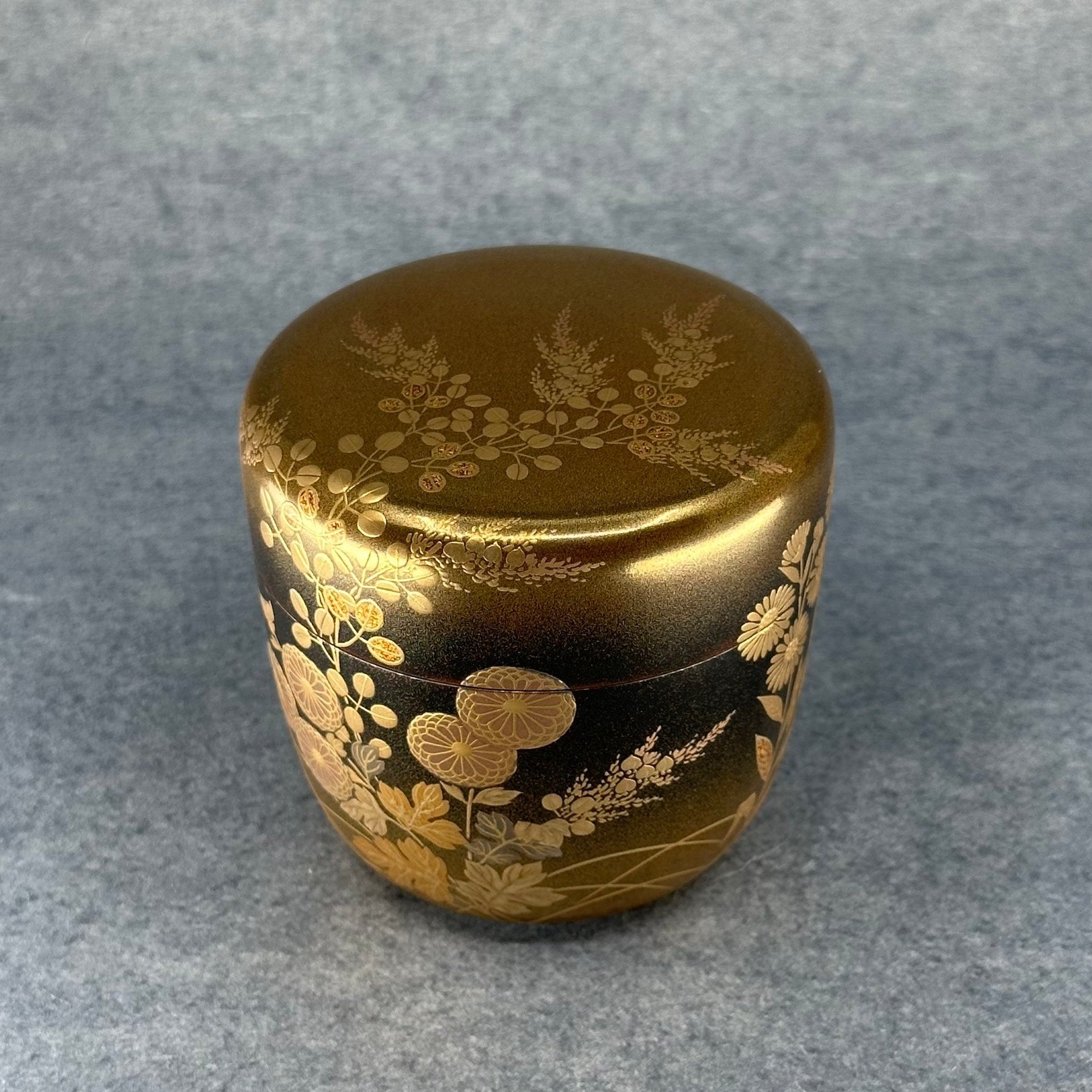 Natsume (Japanese tea caddy) in lacquer and gold, decorated with akikusa (autumn herbs) by Sakon Ogura