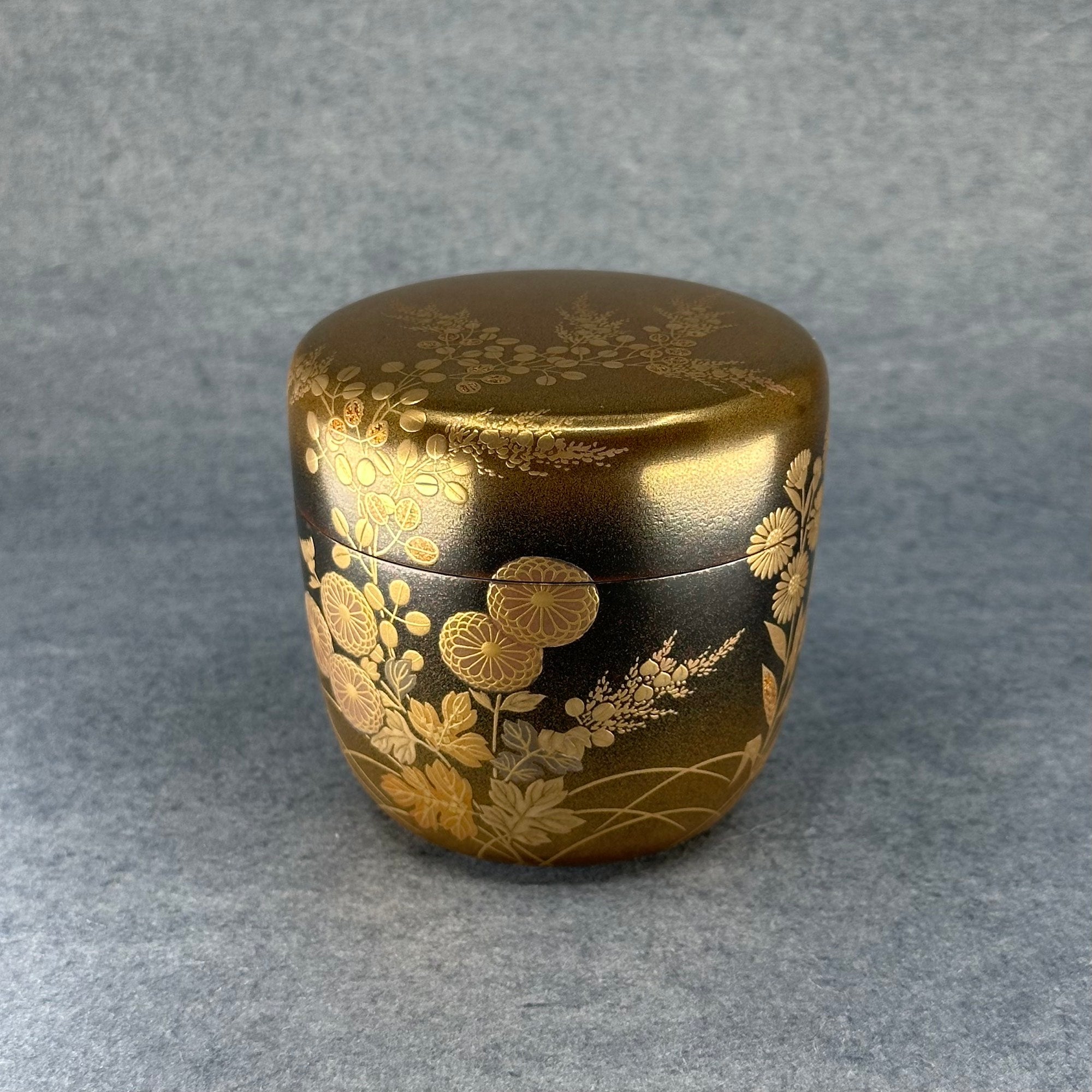 Natsume (Japanese tea caddy) in lacquer and gold, decorated with akikusa (autumn herbs) by Sakon Ogura