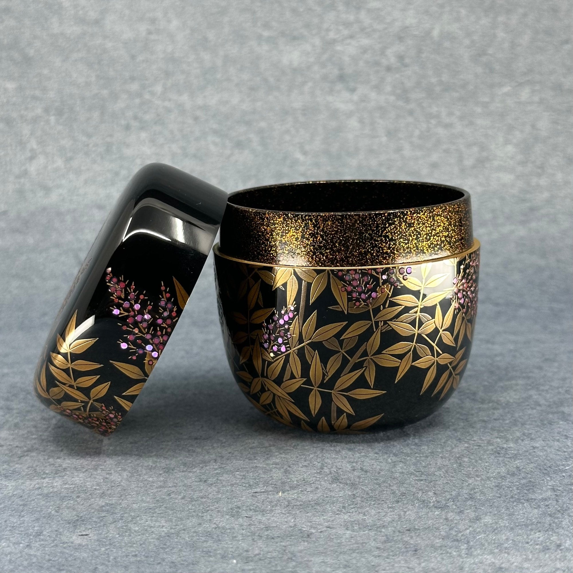Natsume (Japanese tea caddy) in lacquer and gold, decorated with nanten (nandina) motifs by Sadaharu Higashino