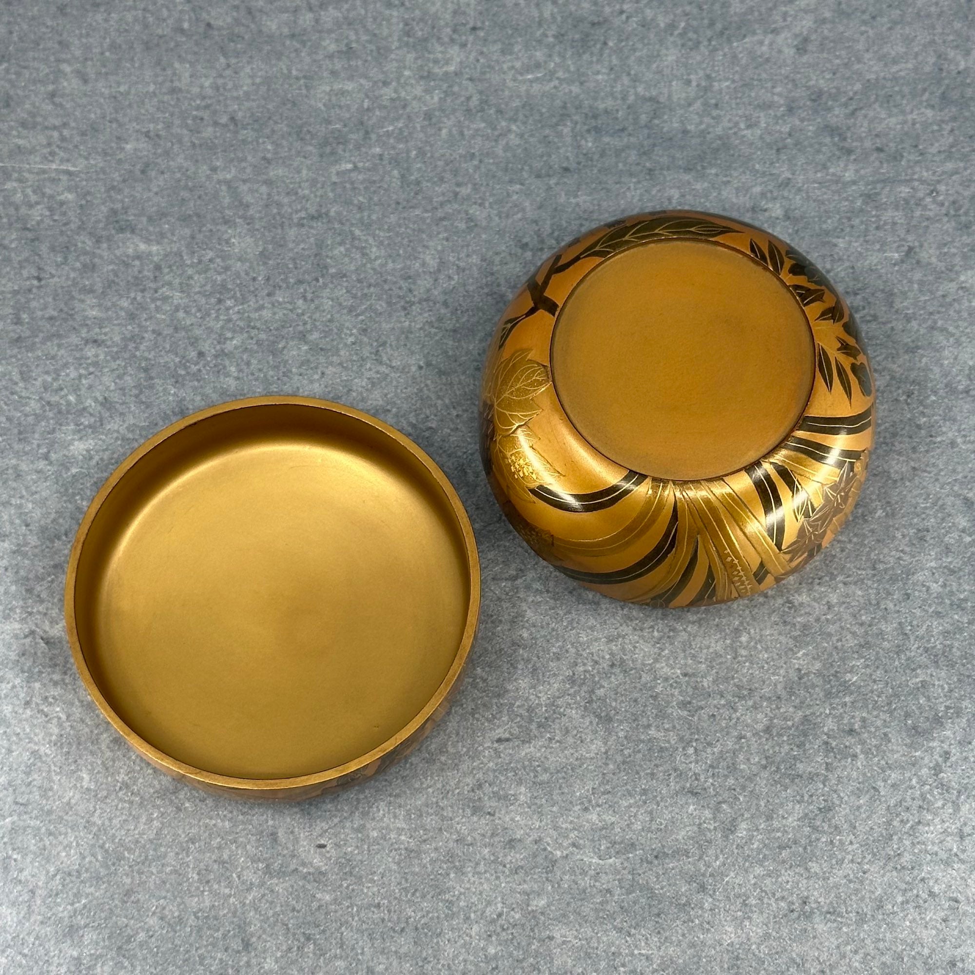 Natsume (Japanese tea caddy) in lacquer and gold, decorated with shikika (flowers of the four seasons) by Shuzan