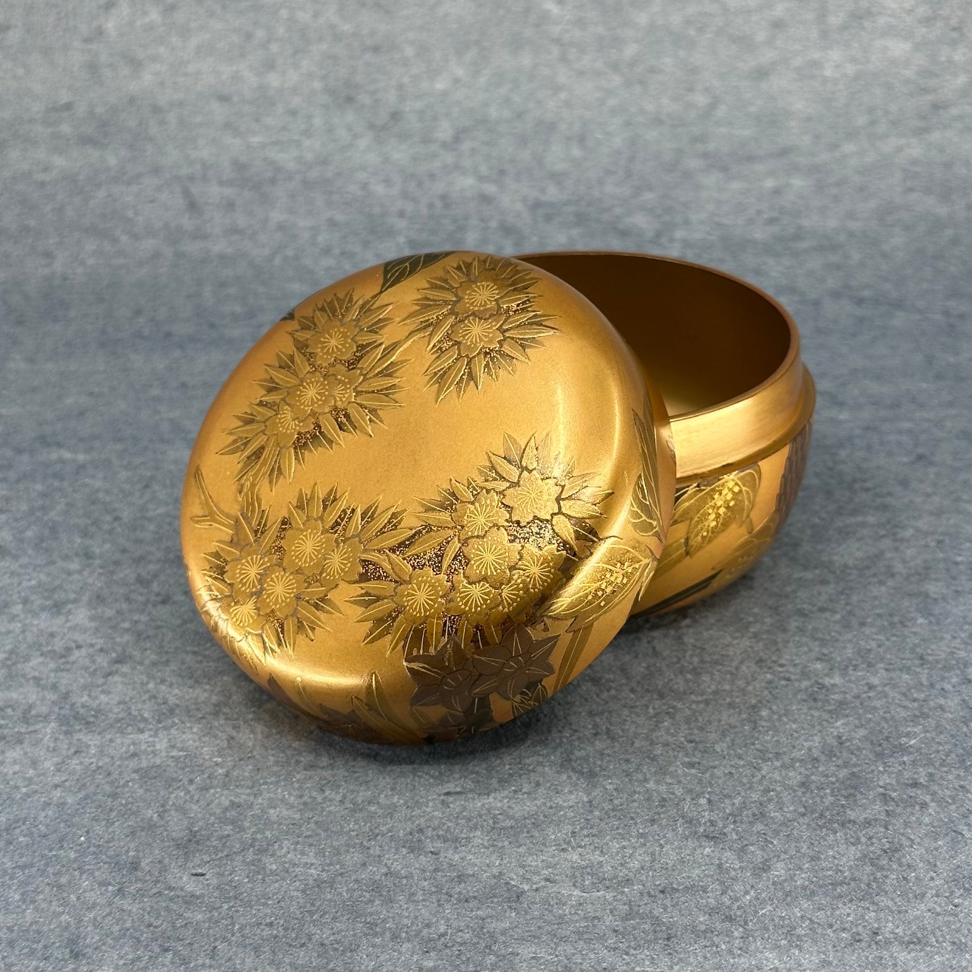 Natsume (Japanese tea caddy) in lacquer and gold, decorated with shikika (flowers of the four seasons) by Shuzan