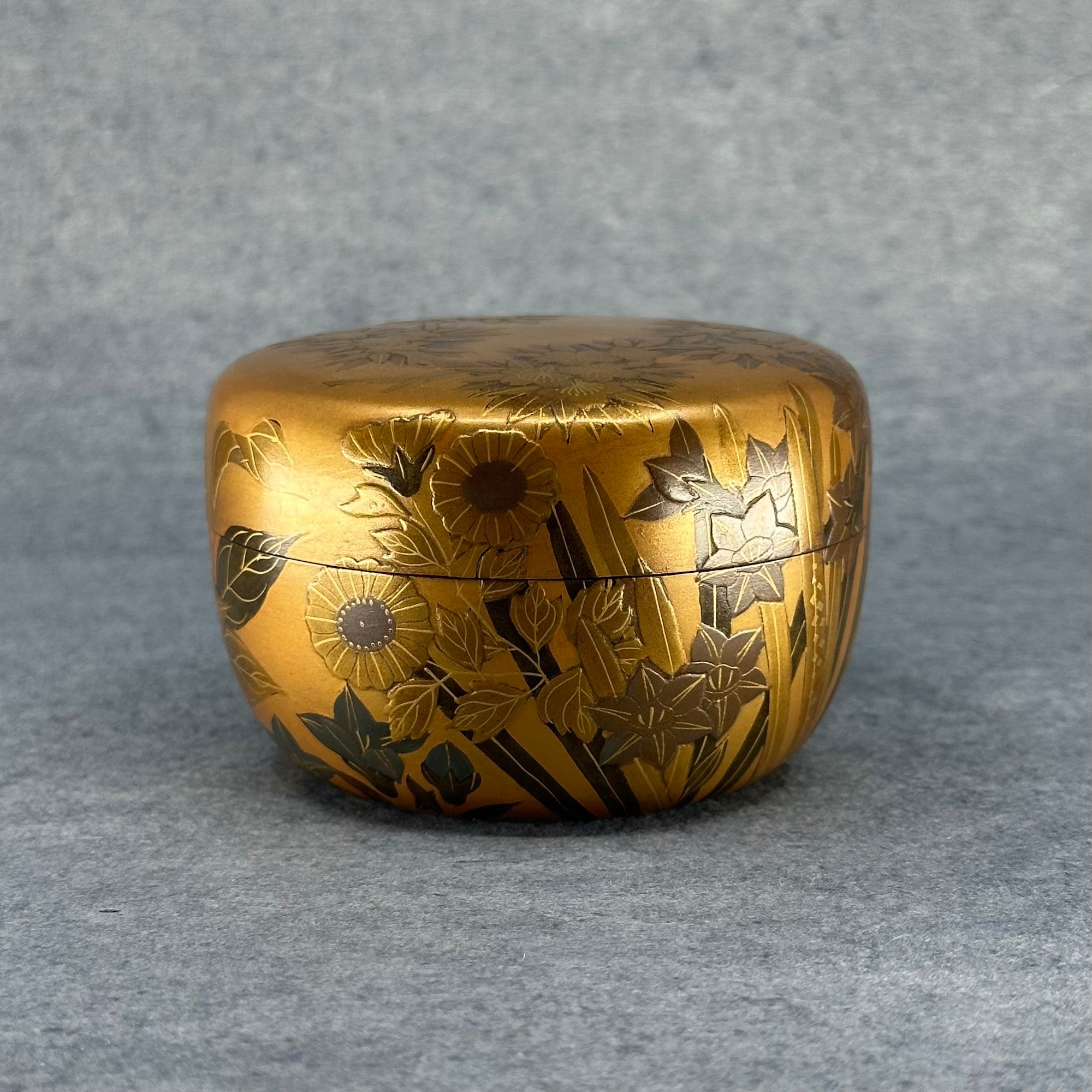 Natsume (Japanese tea caddy) in lacquer and gold, decorated with shikika (flowers of the four seasons) by Shuzan