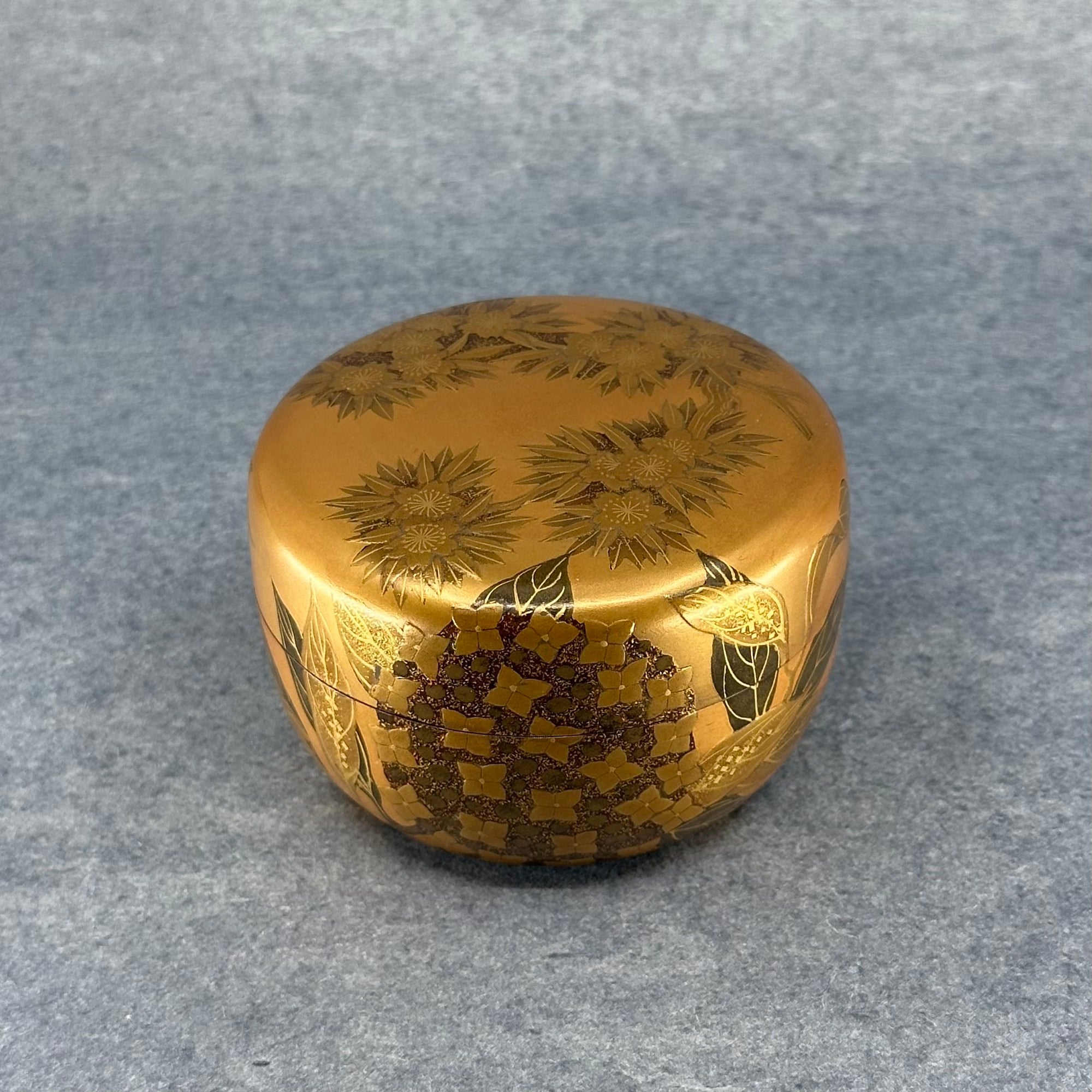 Natsume (Japanese tea caddy) in lacquer and gold, decorated with shikika (flowers of the four seasons) by Shuzan