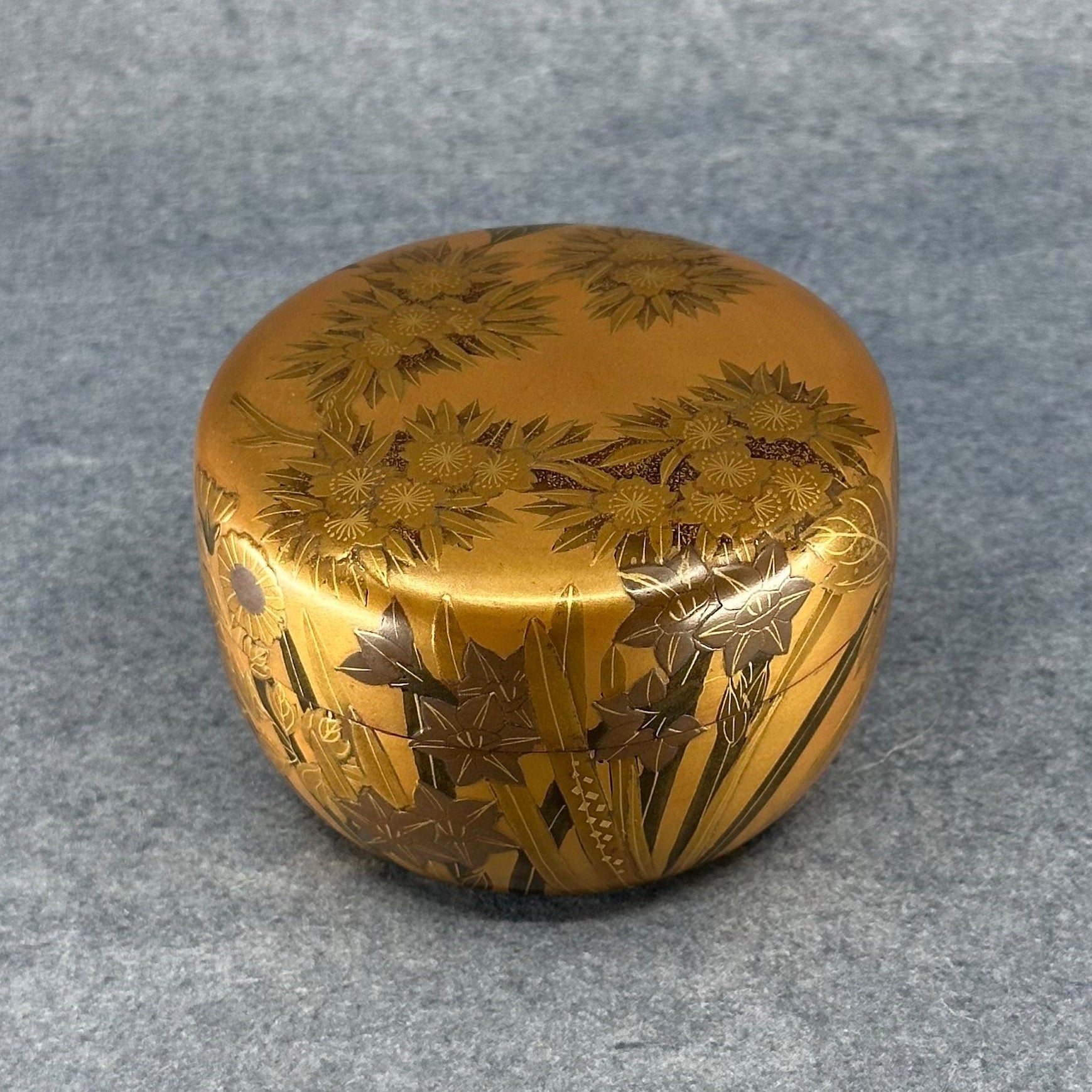 Natsume (Japanese tea caddy) in lacquer and gold, decorated with shikika (flowers of the four seasons) by Shuzan