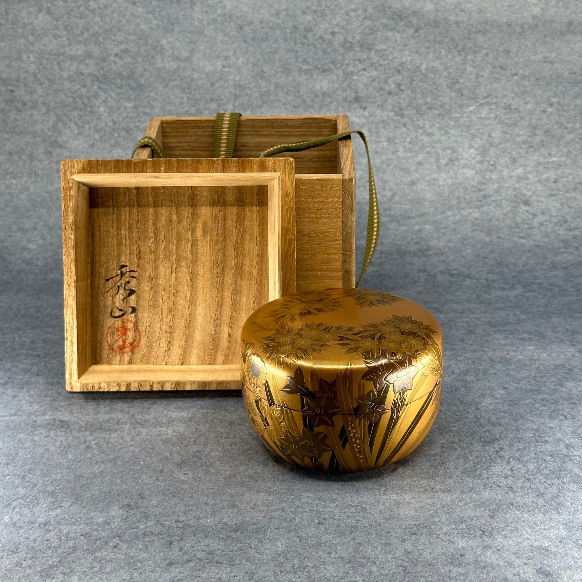 Natsume (Japanese tea caddy) in lacquer and gold, decorated with shikika (flowers of the four seasons) by Shuzan