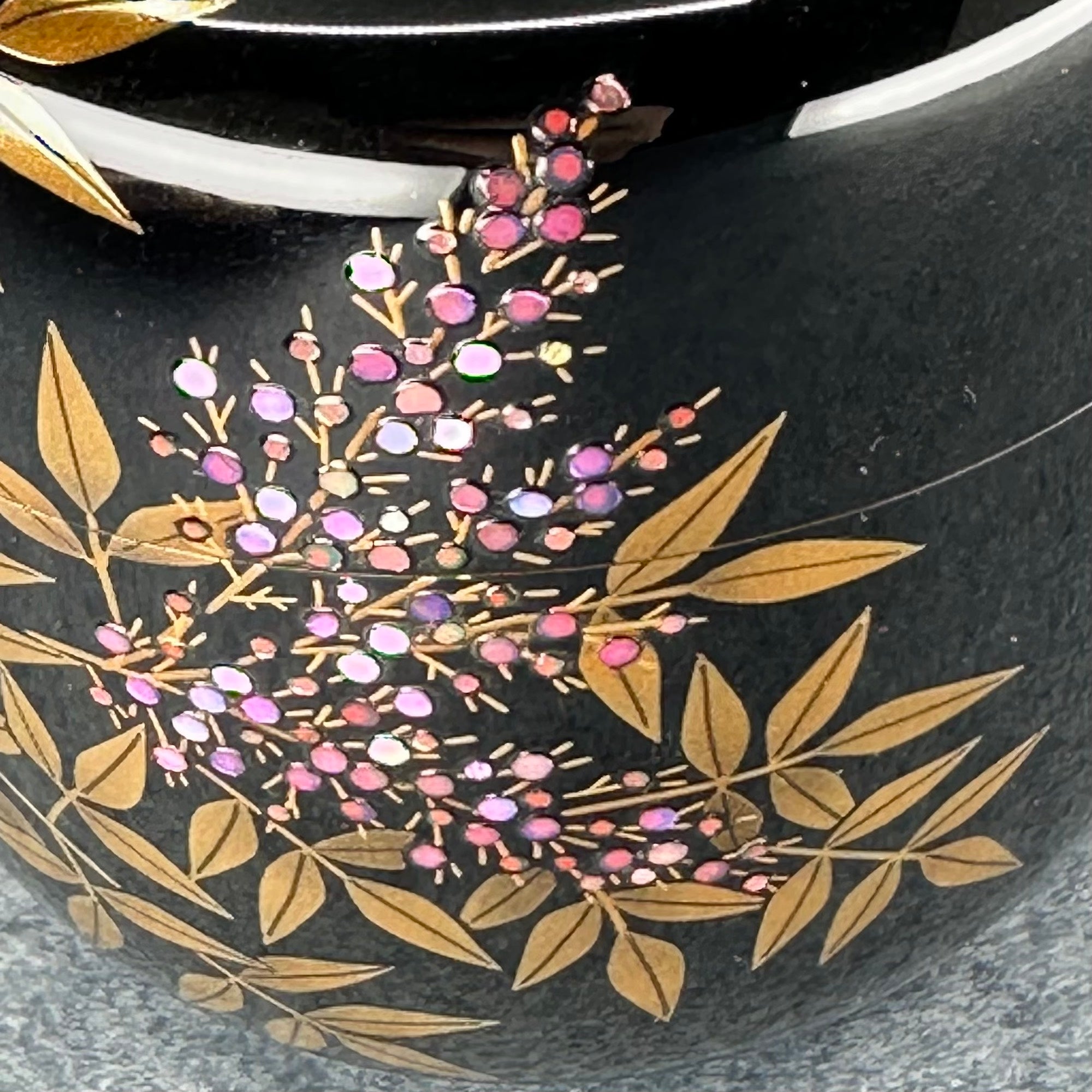 Natsume (Japanese tea caddy) in lacquer and gold, decorated with nanten (nandina) motifs by Sadaharu Higashino